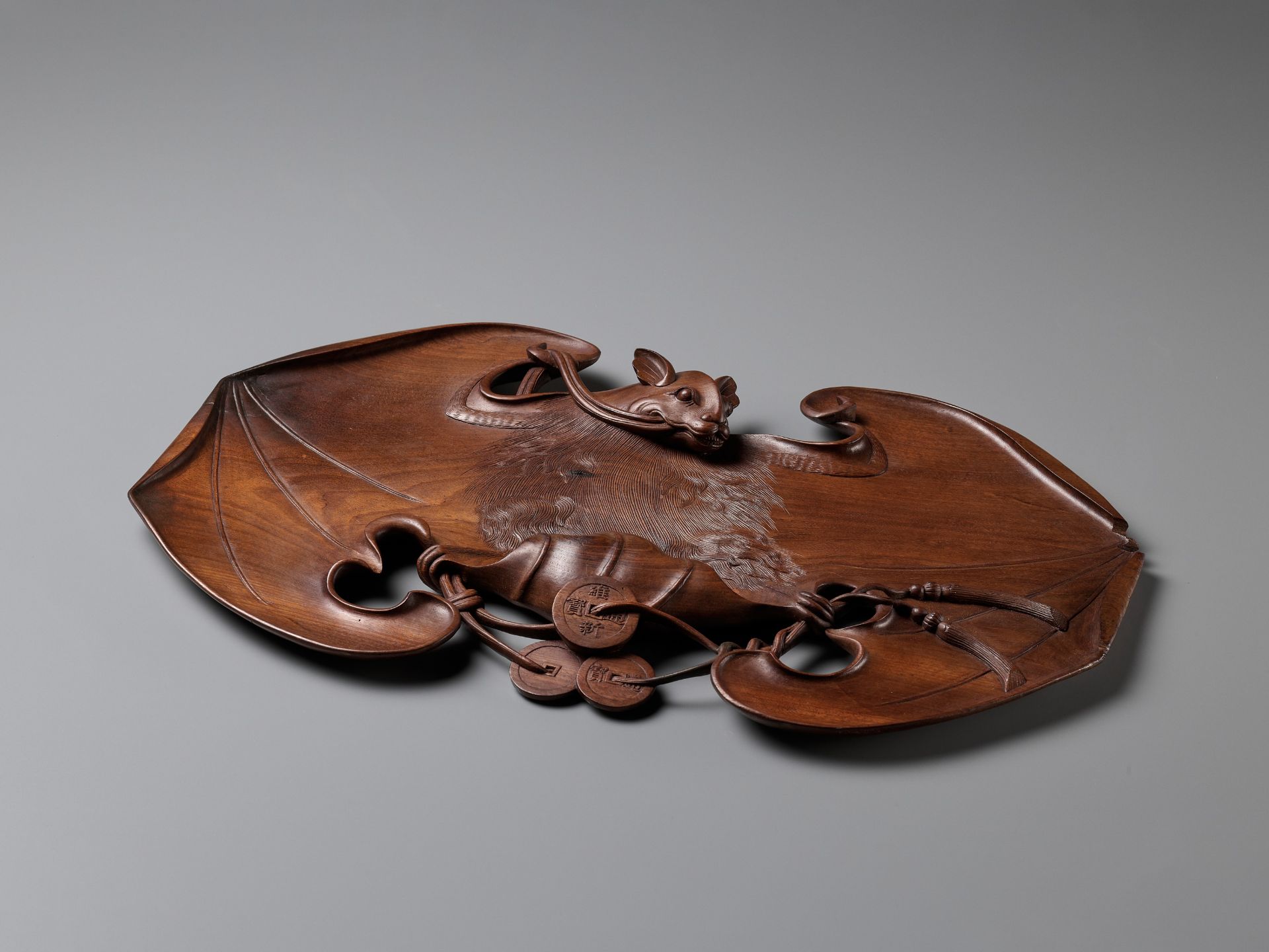 A CARVED 'BAT AND COINS' WOOD TRAY, NGUYEN DYNASTY, REIGN PERIOD OF DUY TAN - Image 4 of 8