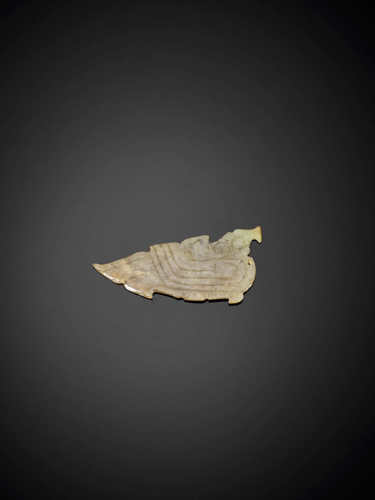 A CELADON JADE 'BIRD' PENDANT, MID-WESTERN ZHOU DYNASTY - Image 2 of 7