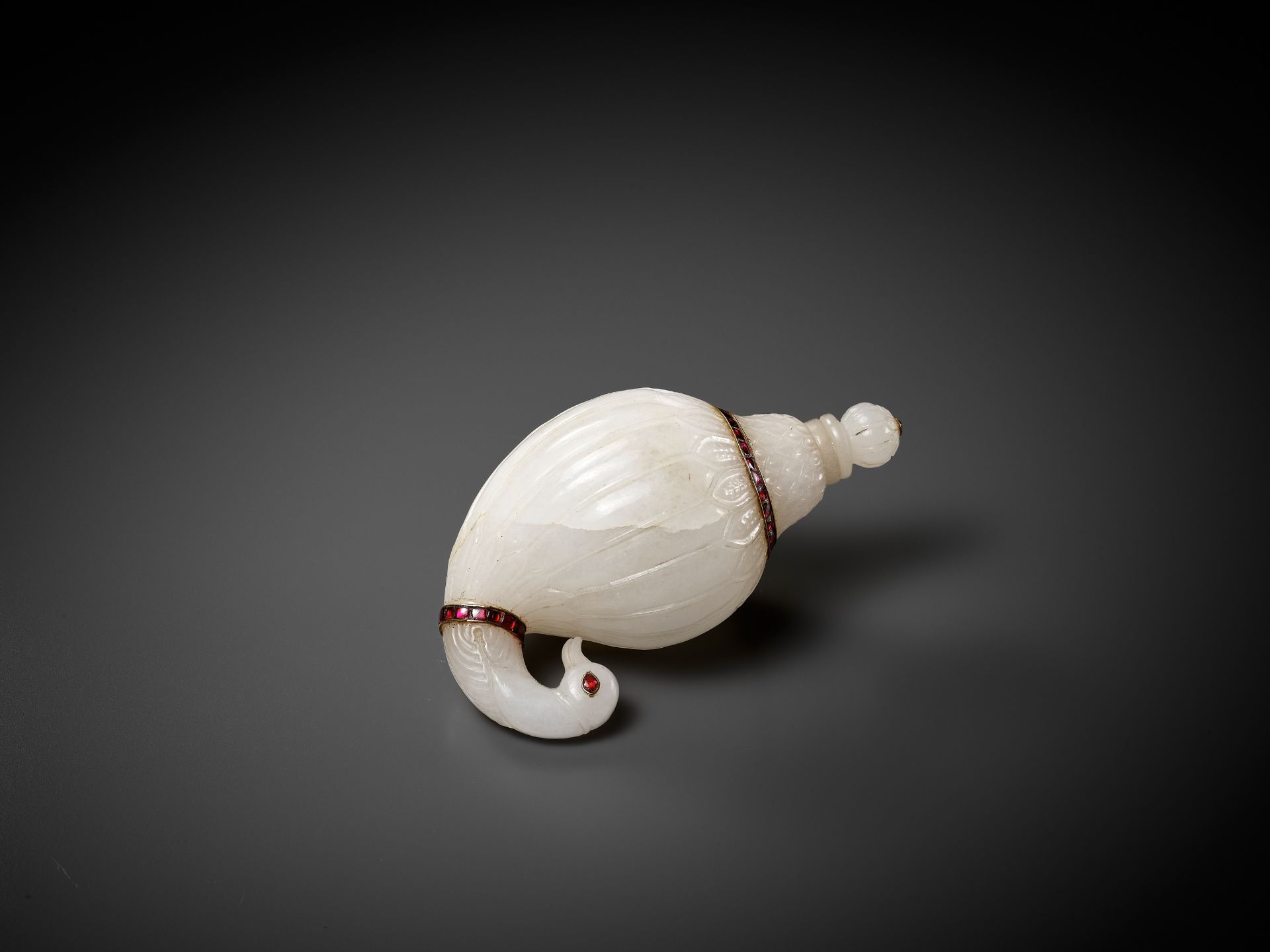 A RARE MUGHAL WHITE JADE CARVED 'GOOSE HEAD' FLASK - Image 3 of 7