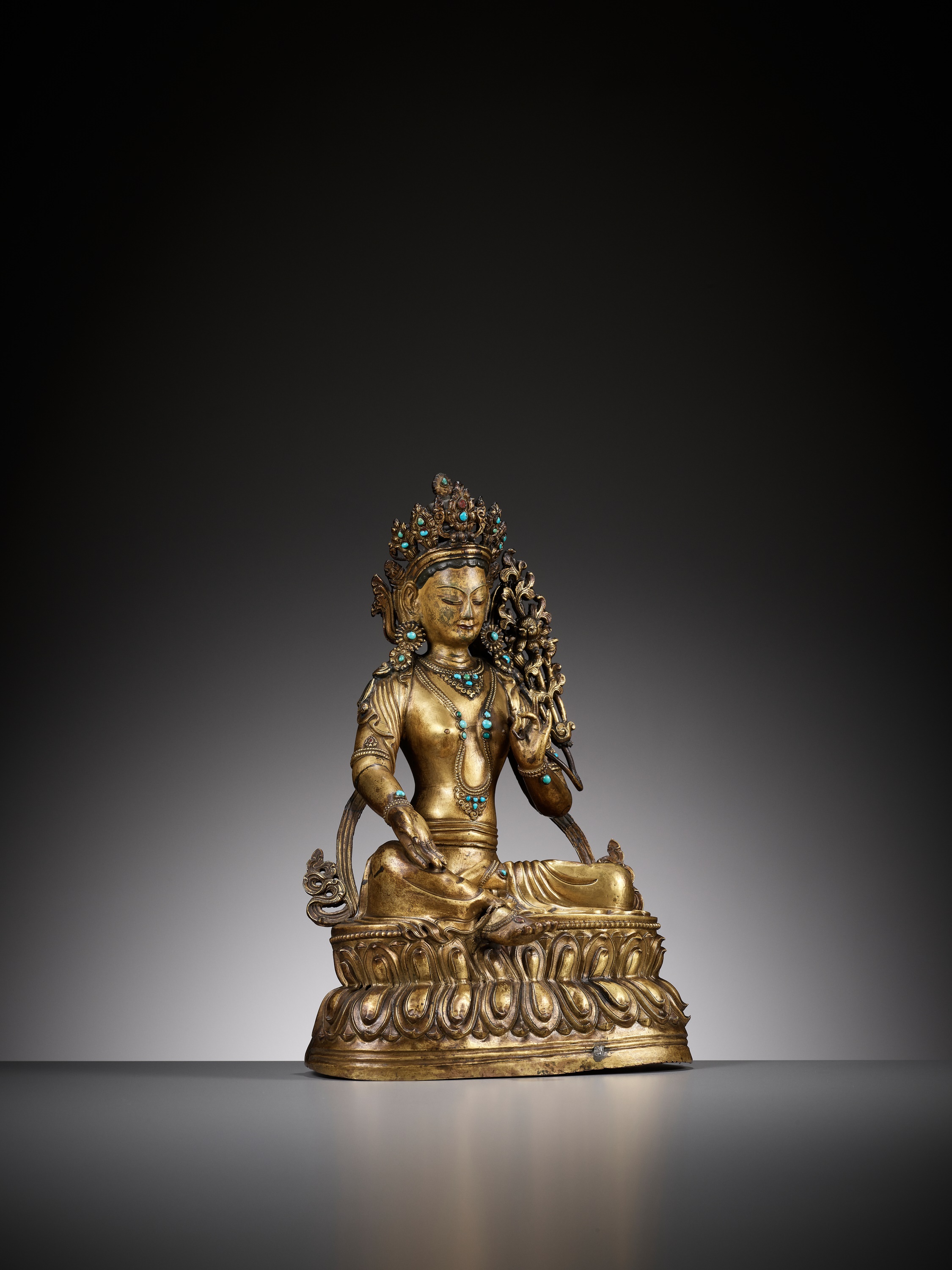 A GILT COPPER REPOUSSE FIGURE OF GREEN TARA, 17TH-18TH CENTURY - Bild 3 aus 14