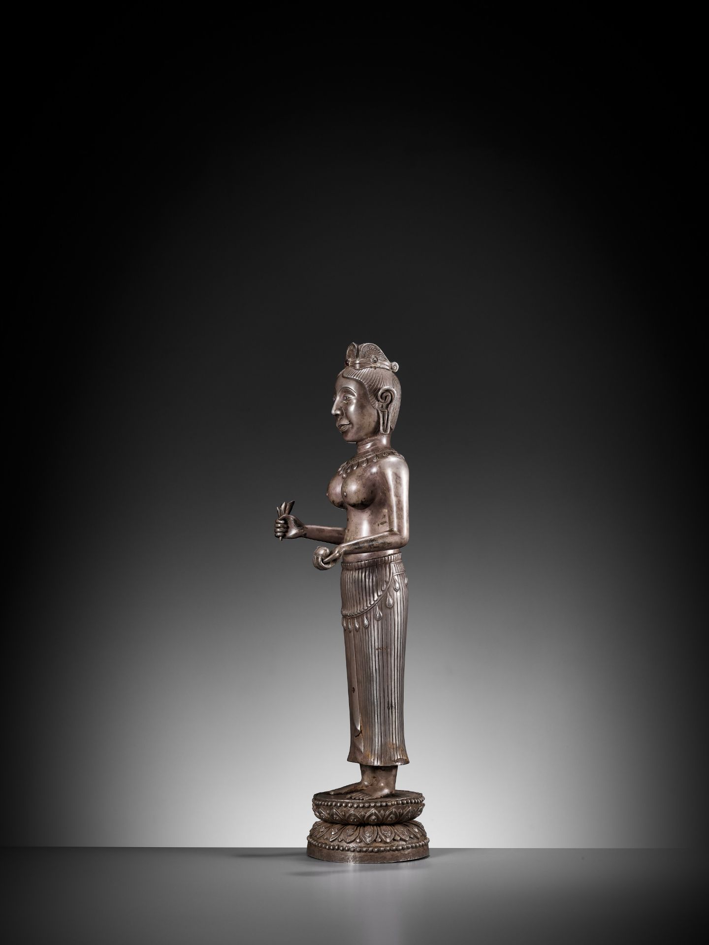 A LARGE SILVER REPOUSSE FIGURE OF UMA, CHAM PERIOD - Image 8 of 15