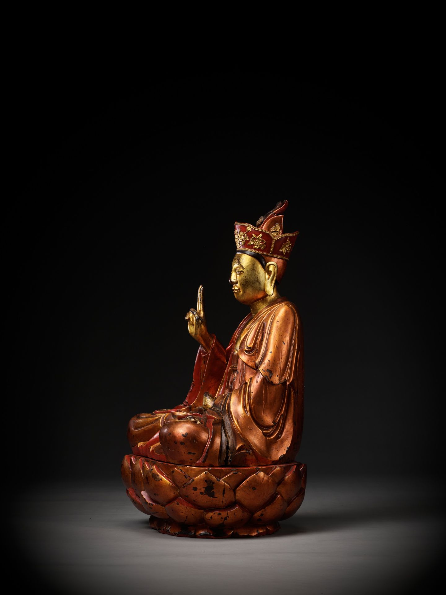A LARGE GILT-LACQUERED WOOD FIGURE OF A BODHISATTVA, VIETNAM, 17TH-18TH CENTURY - Image 7 of 14