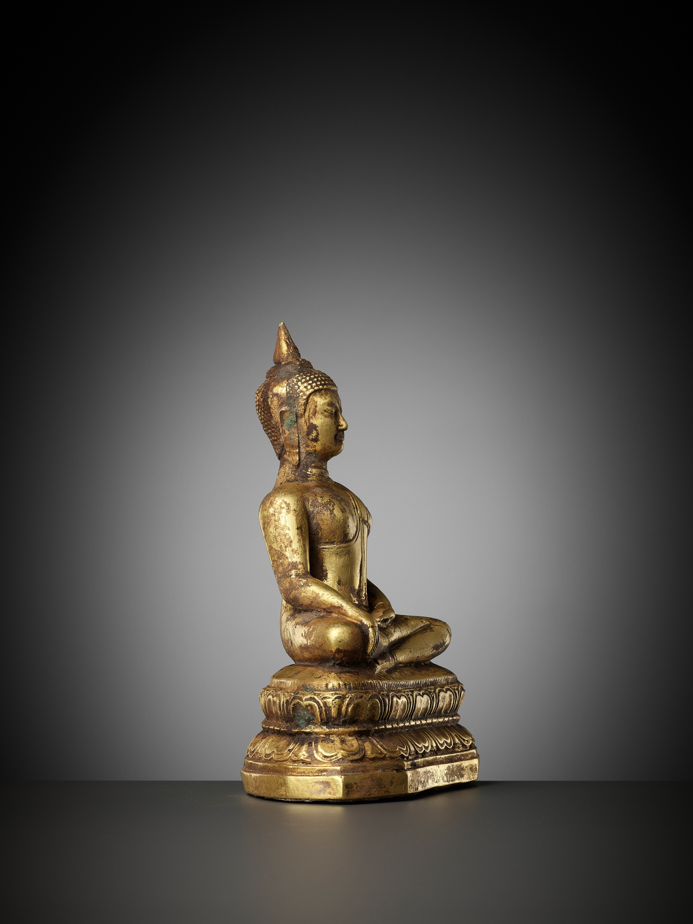 A GOLD REPOUSSE FIGURE OF BUDDHA SHAKYAMUNI, AYUTTHAYA KINGDOM, 1351-1767 - Image 10 of 12