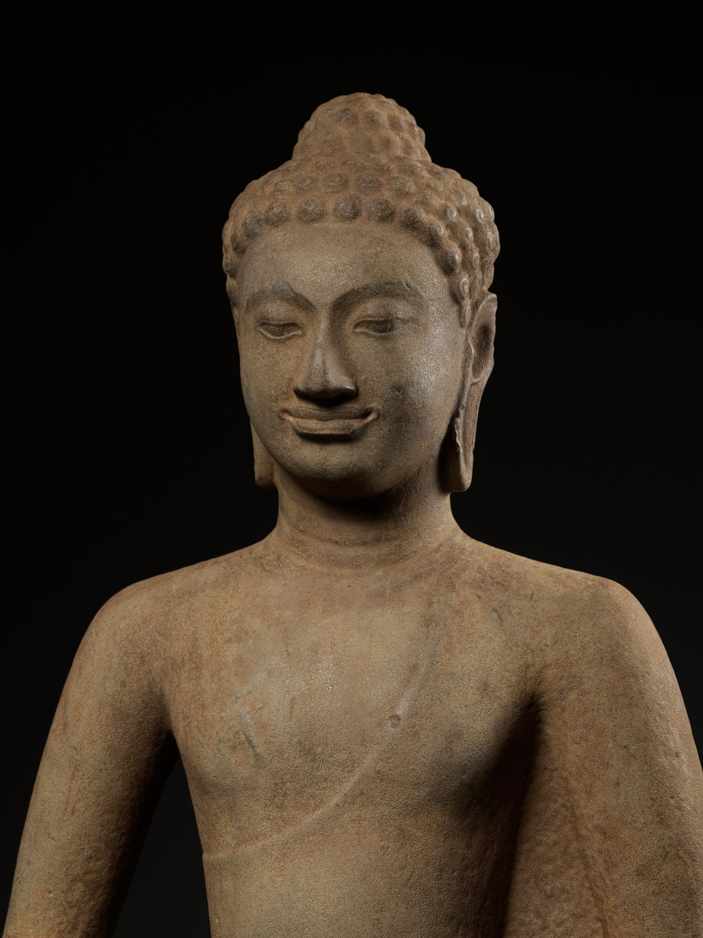 A MONUMENTAL AND HIGHLY IMPORTANT SANDSTONE FIGURE OF BUDDHA, PRE-ANGKOR PERIOD - Image 16 of 21
