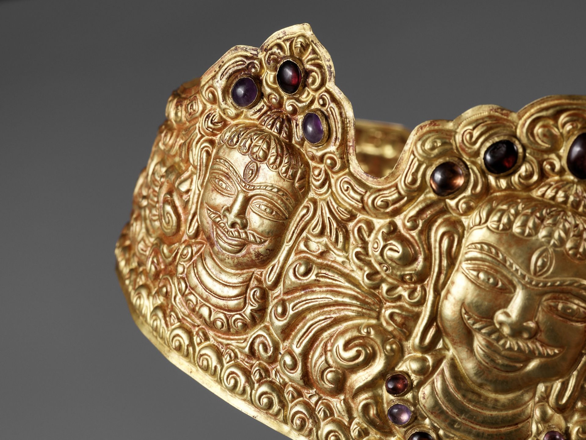 AN IMPORTANT CHAM GOLD REPOUSSE AND GEMSTONE-SET DIADEM, CHAM PERIOD - Image 3 of 11