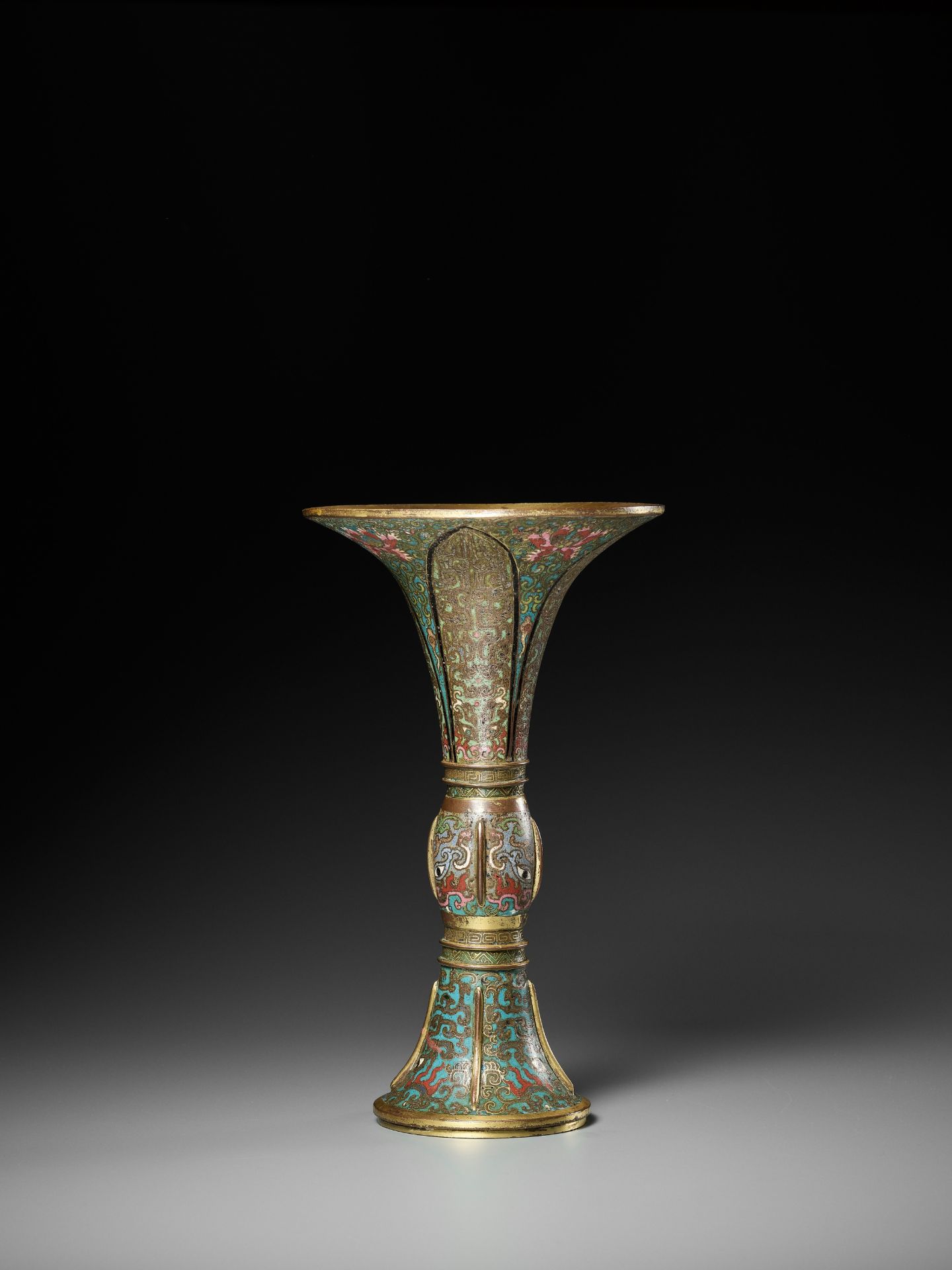 A CLOISONNE ENAMEL 'TAOTIE' ARCHAISTIC BEAKER VASE, GU, 17TH-18TH CENTURY - Image 14 of 16