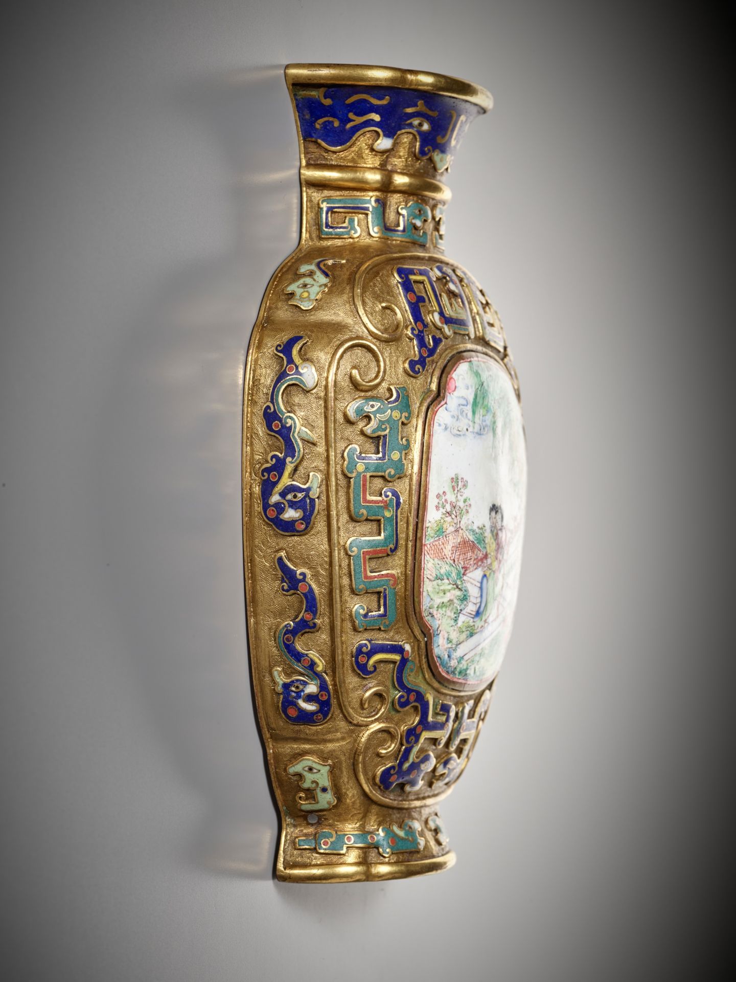 A CHAMPLEVE AND ENAMEL WALL VASE, GUANGDONG TRIBUTE TO THE IMPERIAL COURT, QIANLONG - Image 3 of 10
