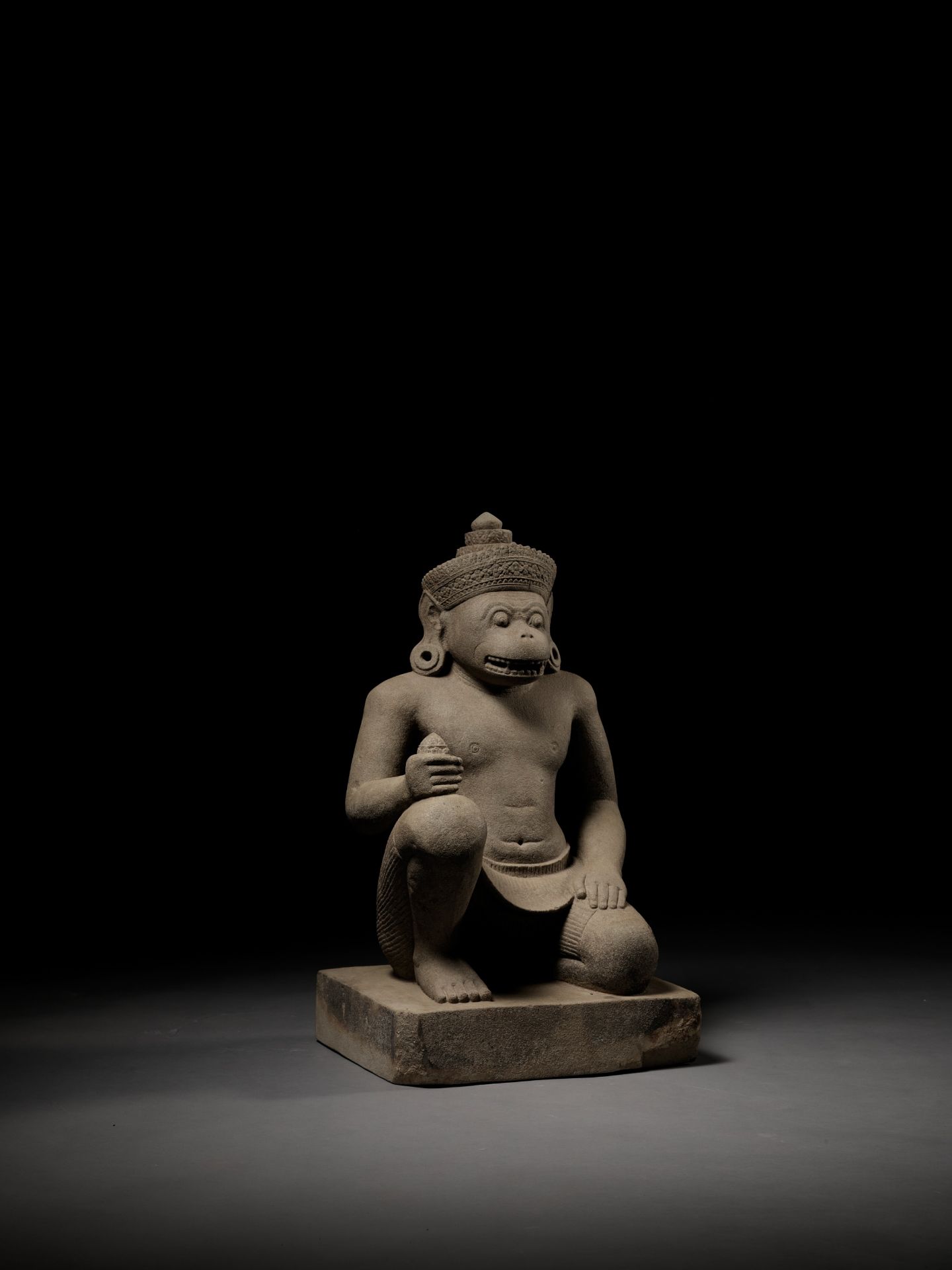 A SANDSTONE GUARDIAN FIGURE DEPICTING HANUMAN, KOH KER STYLE - Image 16 of 18