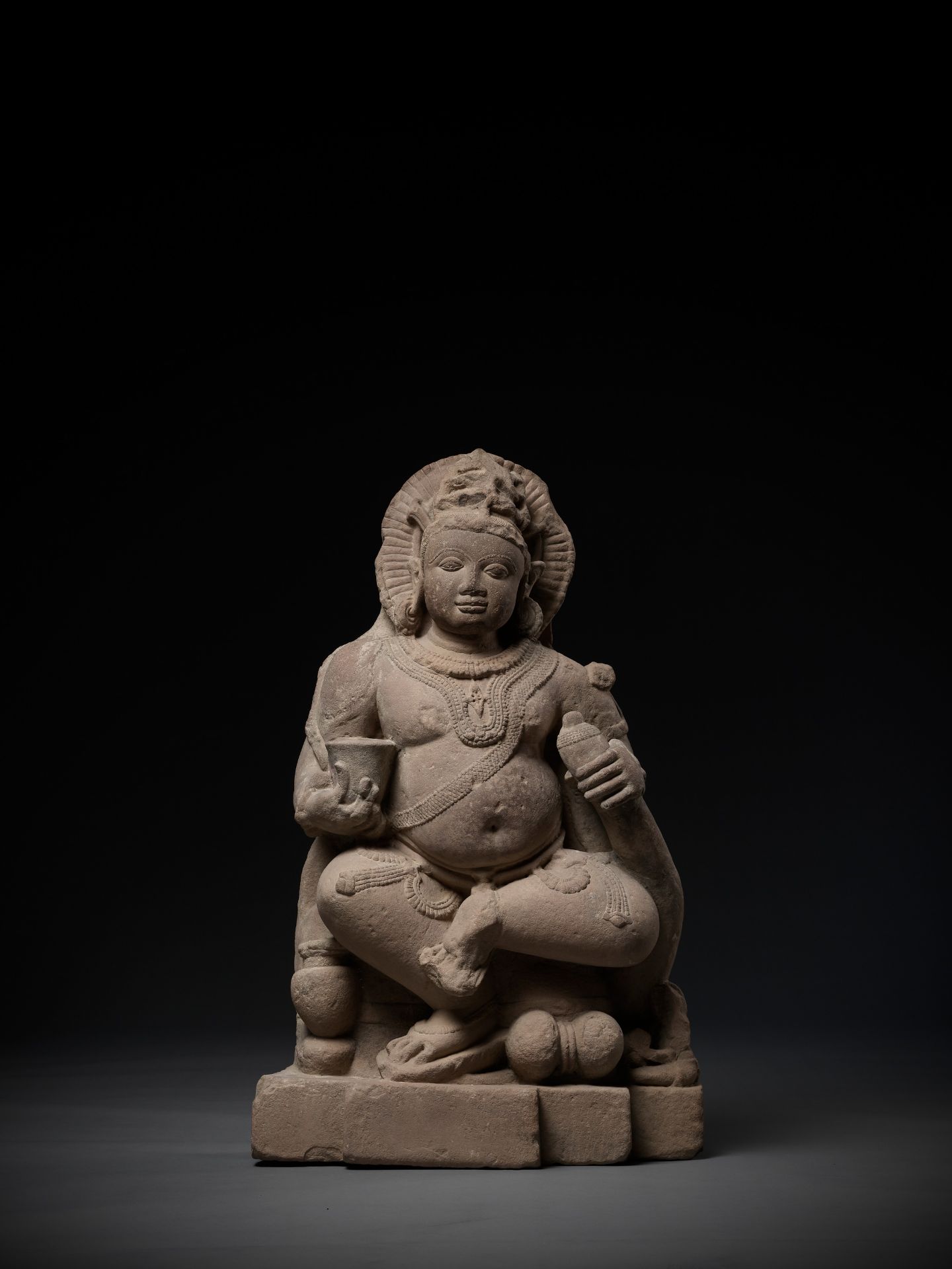 A RARE BACCHANALIAN KUBERA, GUPTA EMPIRE, PINK SANDSTONE - Image 2 of 12