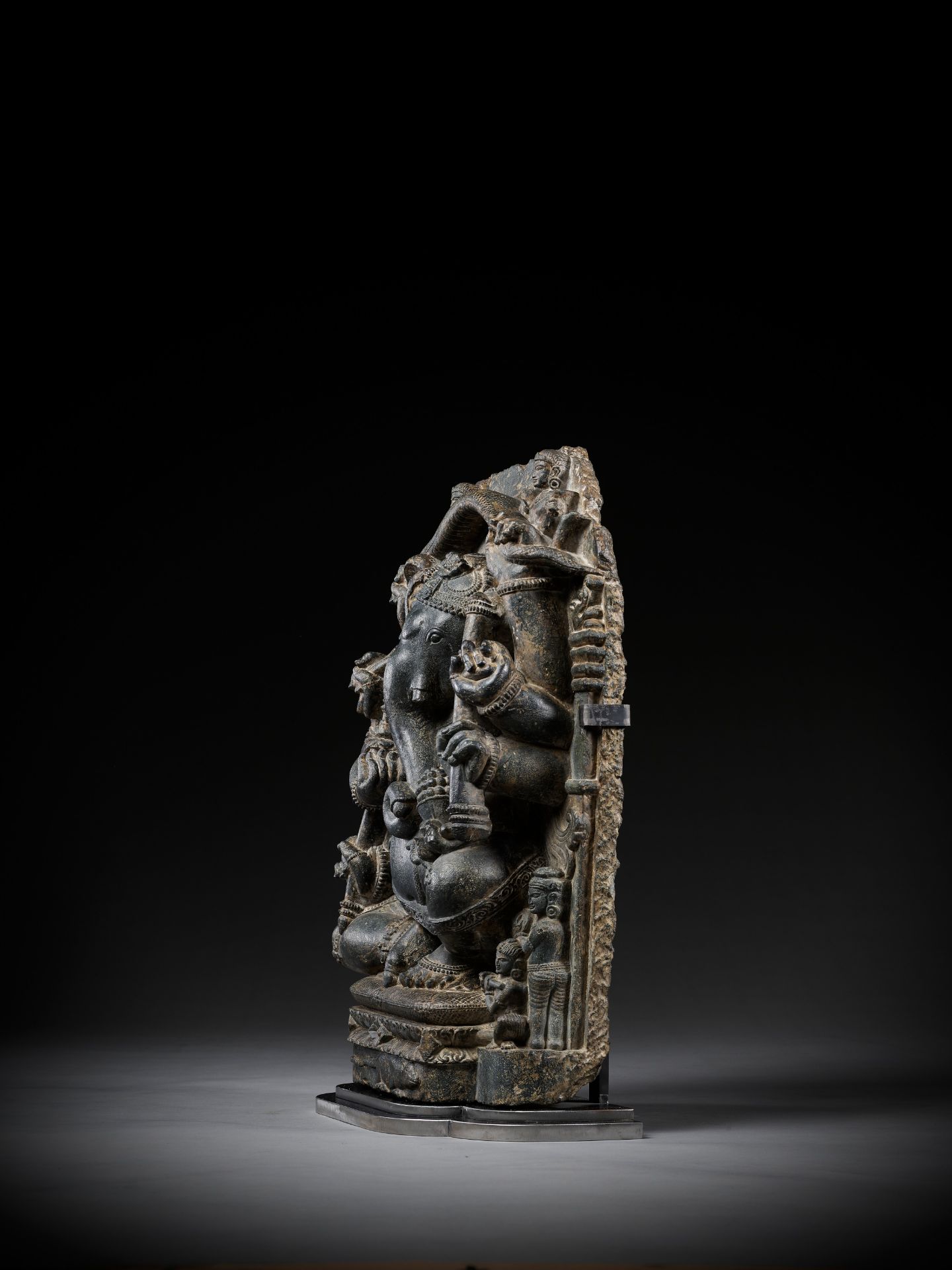 A BLACK SCHIST FIGURE OF GANESHA WITH A SNAKE MANDORLA, PALA PERIOD - Image 13 of 16