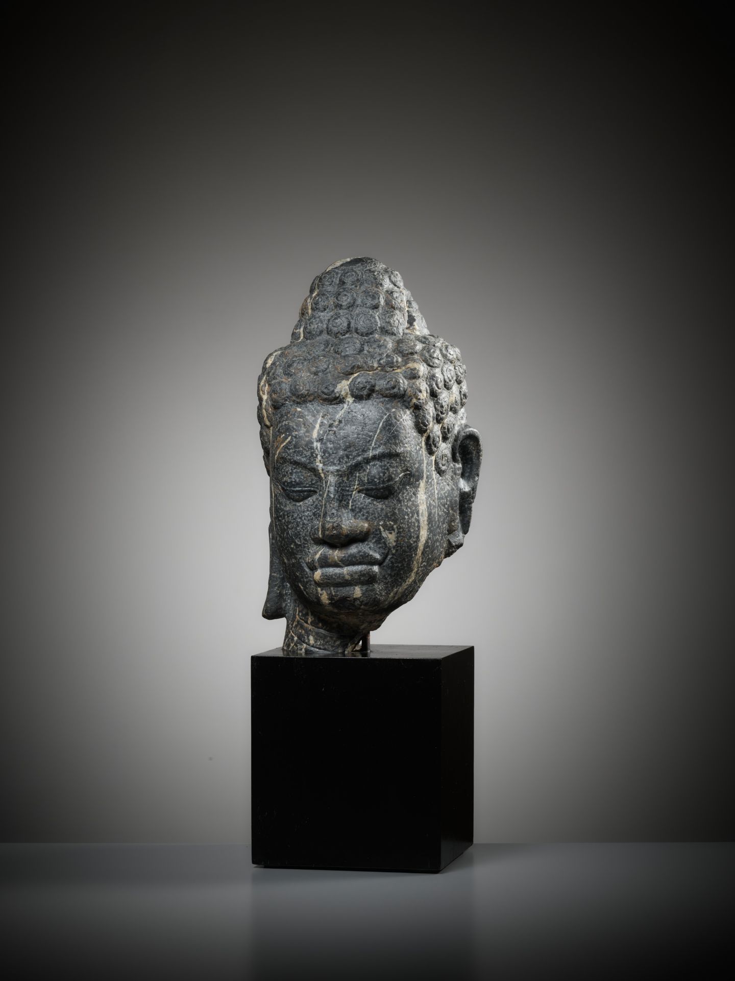 A MONUMENTAL STONE HEAD OF BUDDHA, MON-DVARAVATI PERIOD - Image 3 of 13