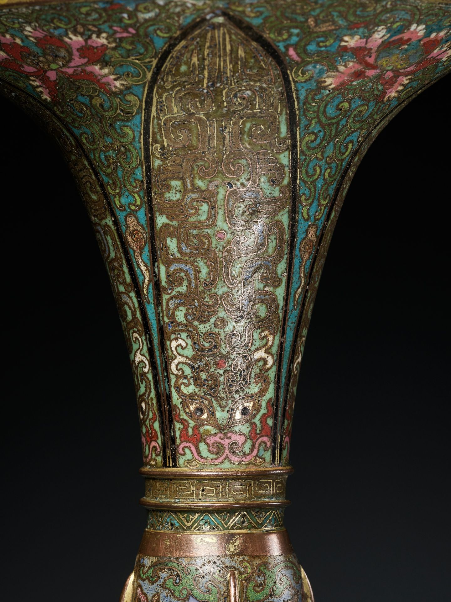 A CLOISONNE ENAMEL 'TAOTIE' ARCHAISTIC BEAKER VASE, GU, 17TH-18TH CENTURY - Bild 7 aus 16