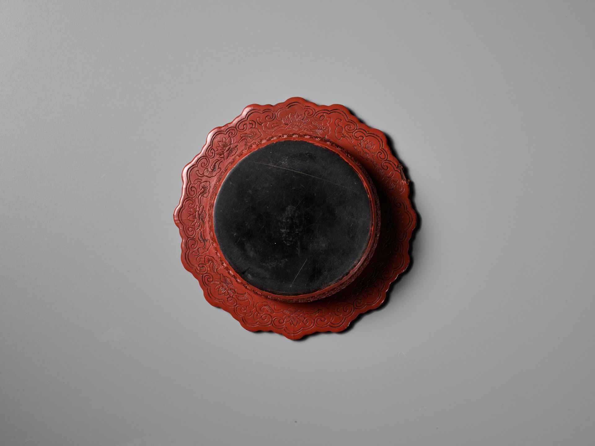 A CARVED CINNABAR LACQUER ZHADOU AND COVER, 18TH CENTURY - Image 11 of 11