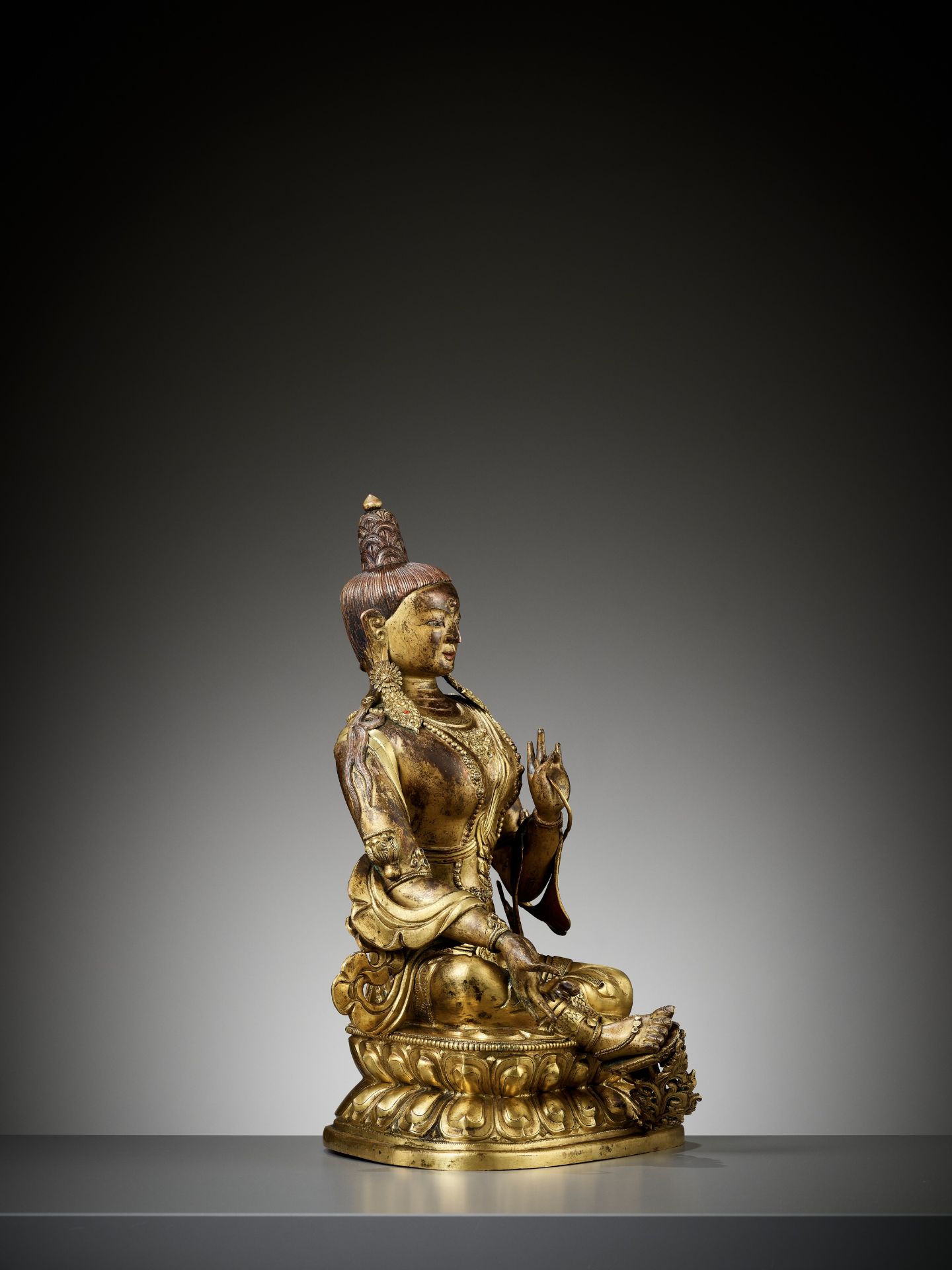 A CAST AND REPOUSSE GILT COPPER ALLOY FIGURE OF GREEN TARA, QIANLONG PERIOD - Image 15 of 18