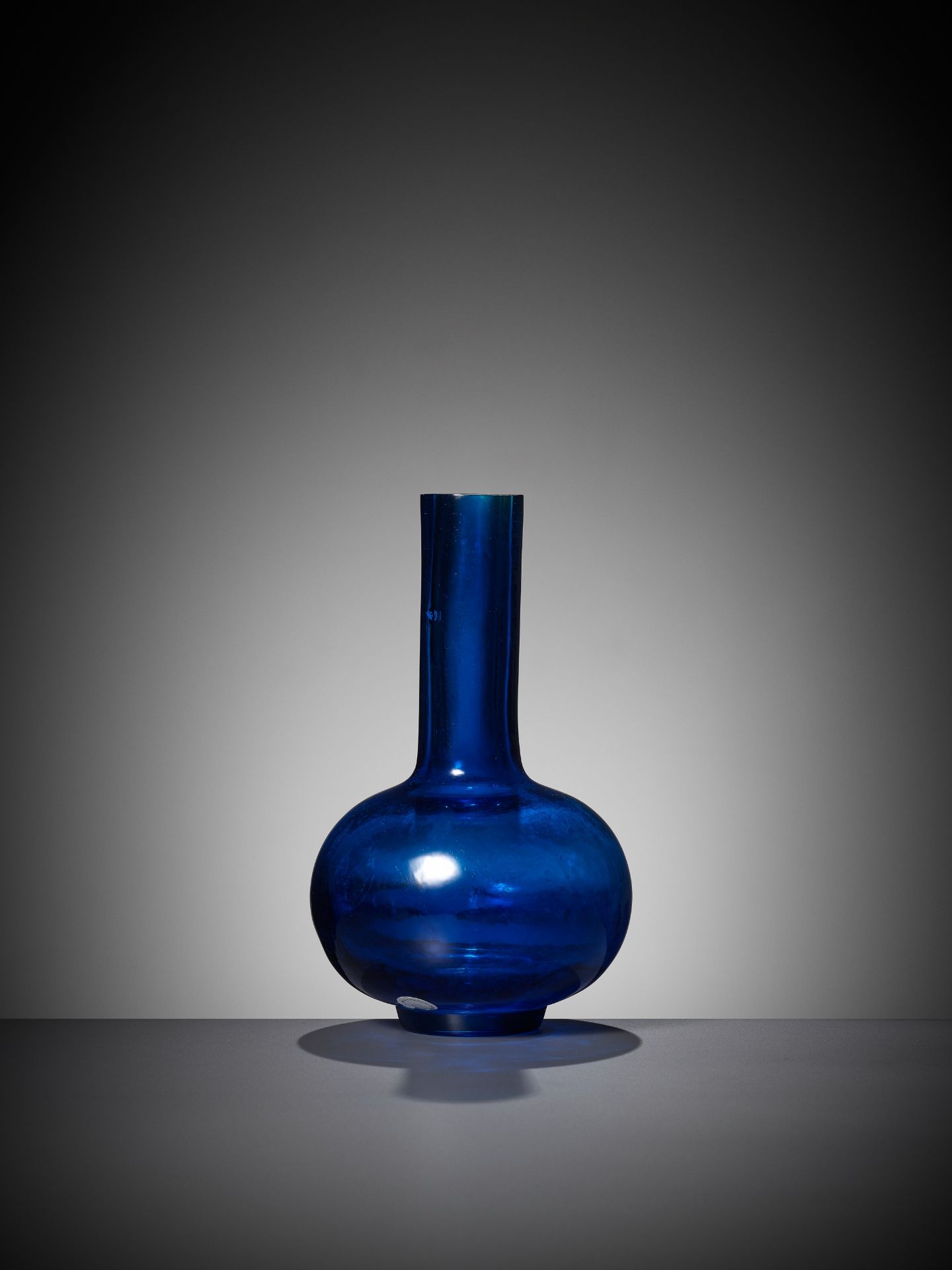A RARE AQUAMARINE BLUE GLASS BOTTLE VASE, QIANLONG MARK AND PERIOD - Image 6 of 11