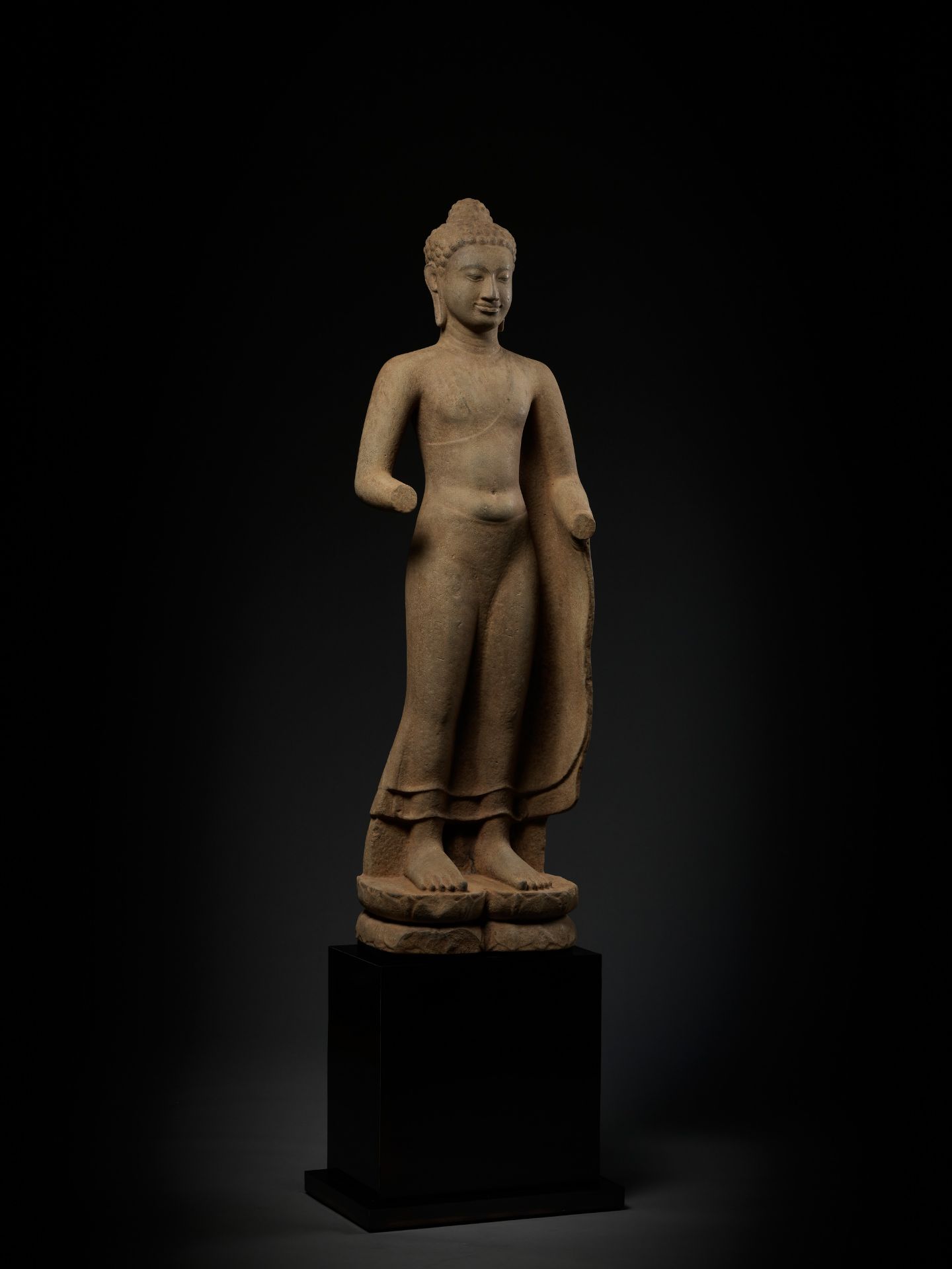 A MONUMENTAL AND HIGHLY IMPORTANT SANDSTONE FIGURE OF BUDDHA, PRE-ANGKOR PERIOD - Image 20 of 21