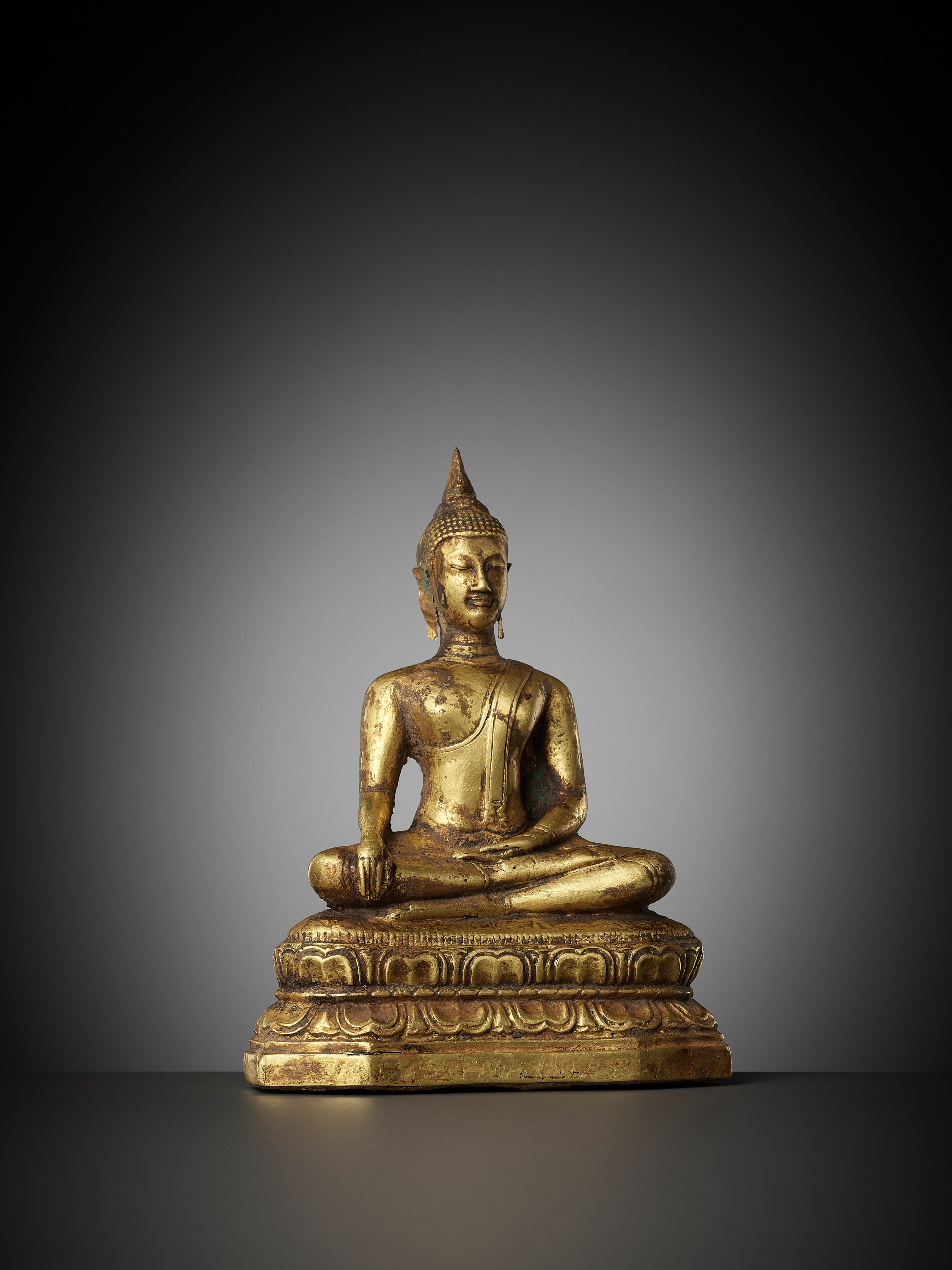 A GOLD REPOUSSE FIGURE OF BUDDHA SHAKYAMUNI, AYUTTHAYA KINGDOM, 1351-1767 - Image 11 of 12