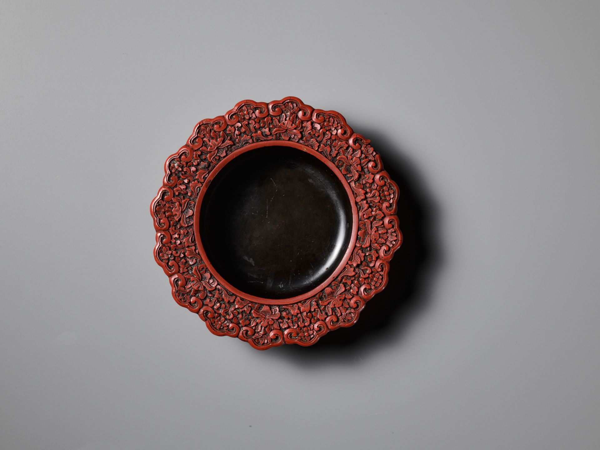 A CARVED CINNABAR LACQUER ZHADOU AND COVER, 18TH CENTURY - Image 10 of 11