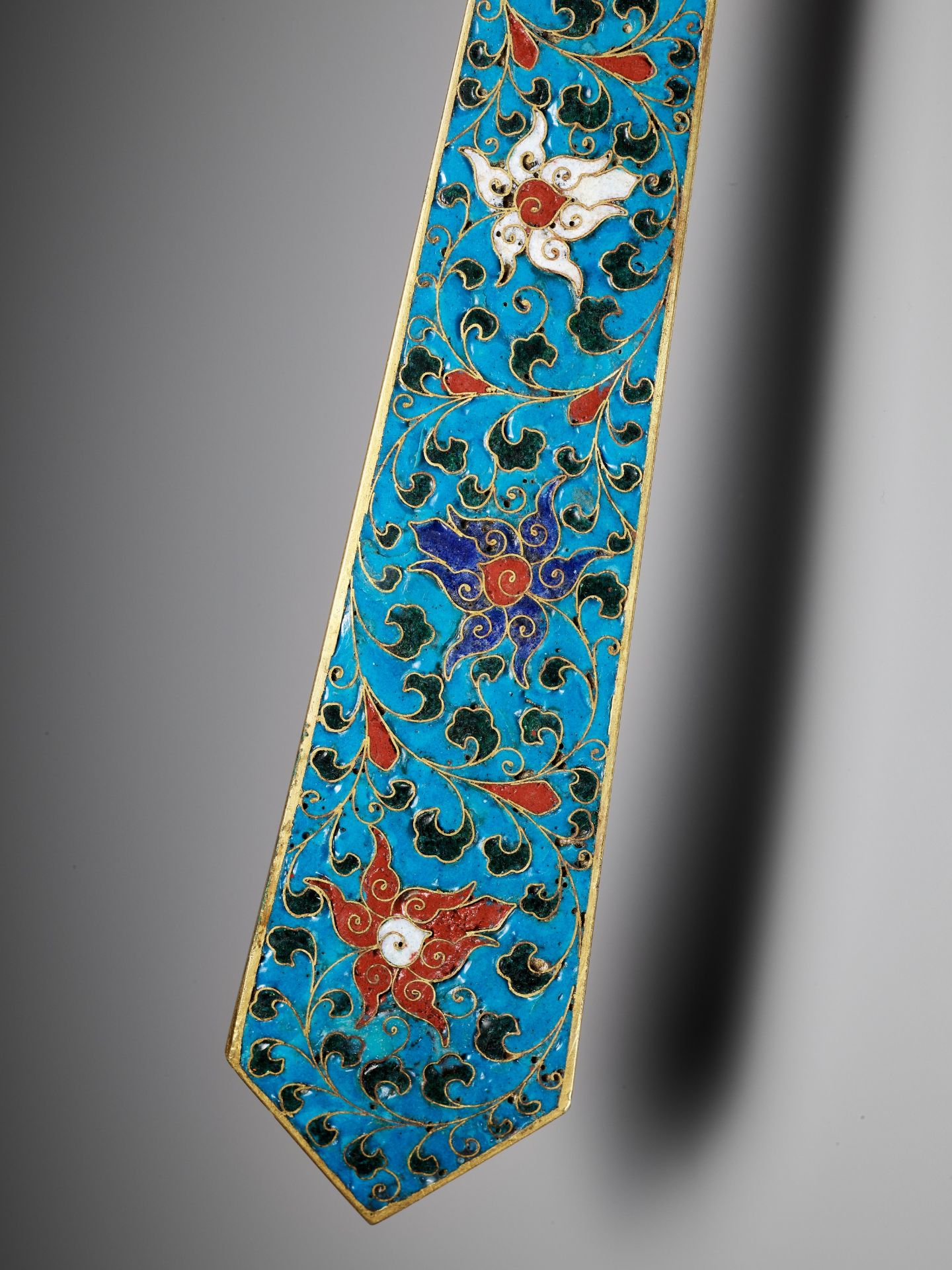 A CLOISONNE ENAMEL RUYI SCEPTER, EARLY QING DYNASTY - Image 7 of 15