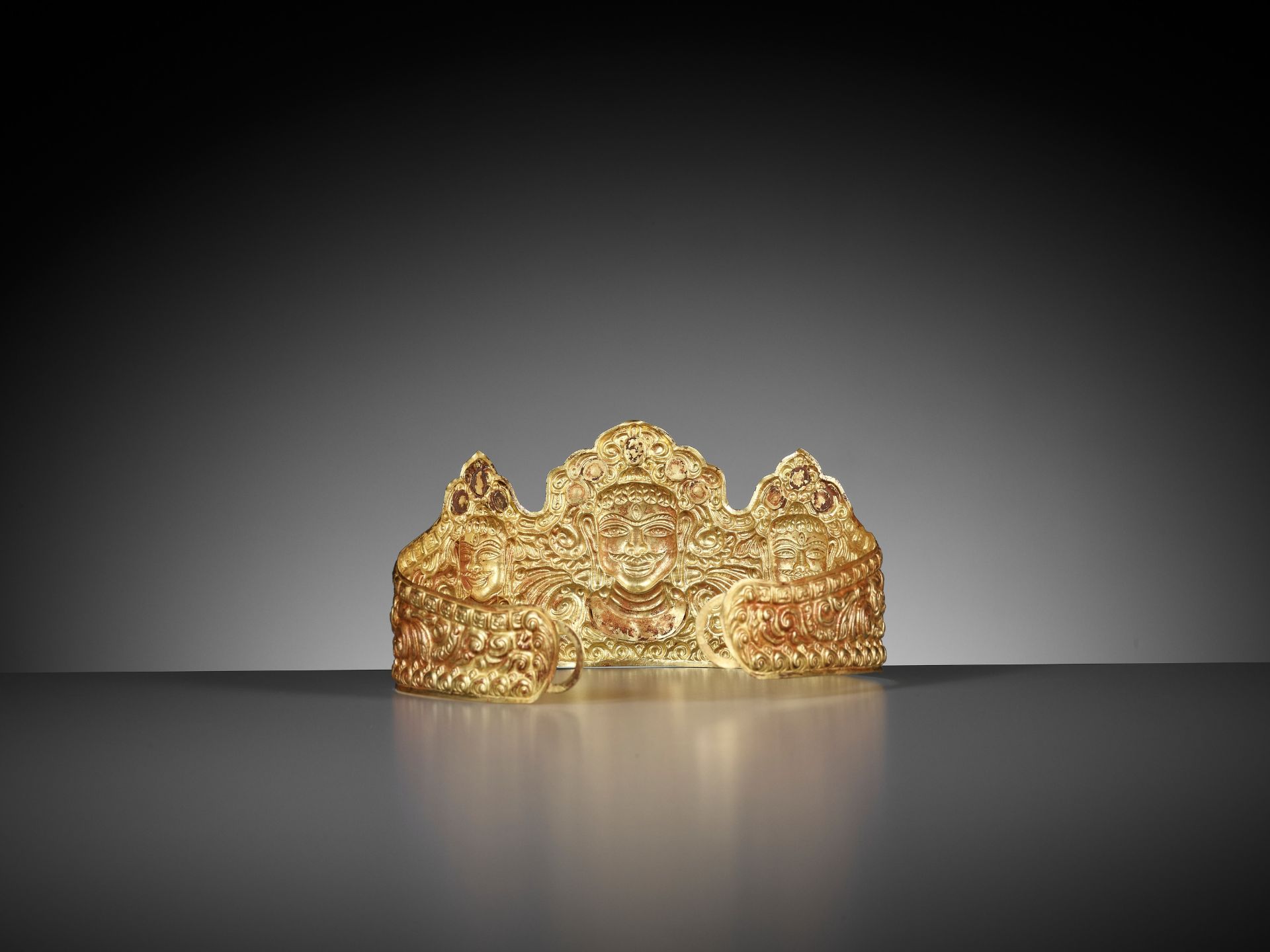 AN IMPORTANT CHAM GOLD REPOUSSE AND GEMSTONE-SET DIADEM, CHAM PERIOD - Image 10 of 11