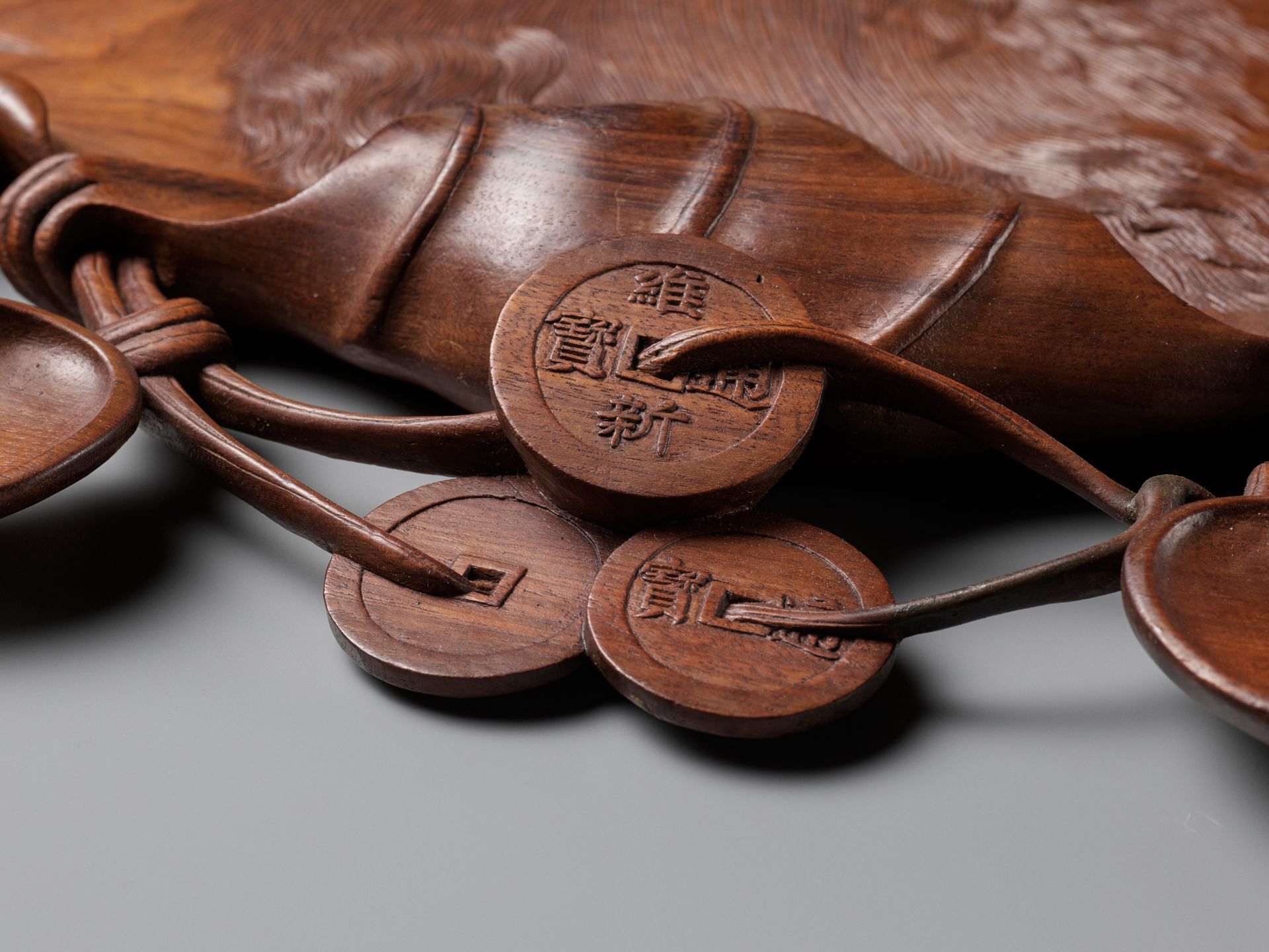 A CARVED 'BAT AND COINS' WOOD TRAY, NGUYEN DYNASTY, REIGN PERIOD OF DUY TAN - Image 5 of 8