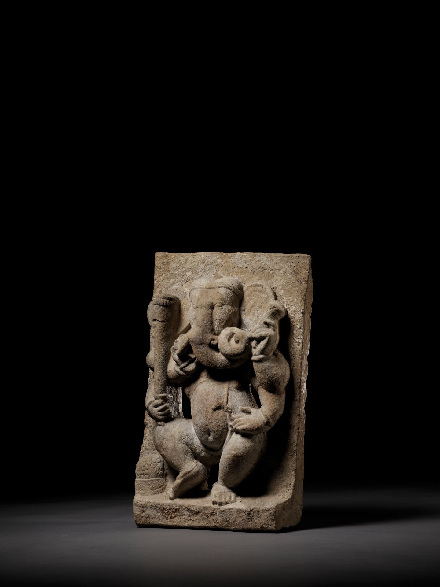 A BUFF SANDSTONE FIGURE OF DANCING GANESHA, MAHAGANAPATI, 10TH CENTURY - Image 3 of 11