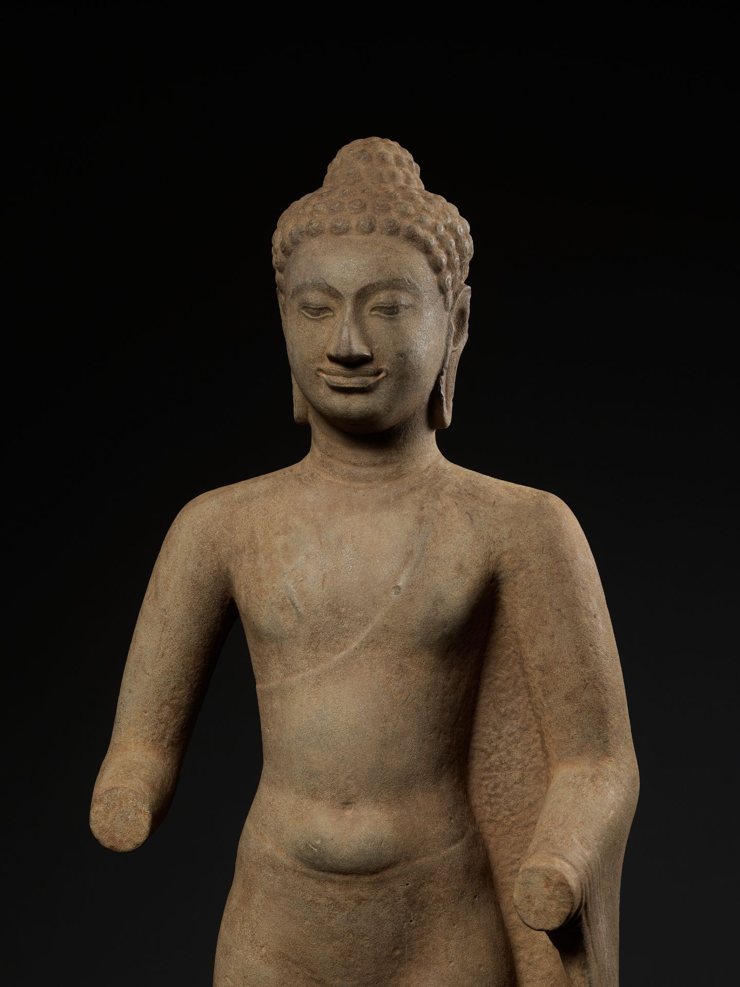 A MONUMENTAL AND HIGHLY IMPORTANT SANDSTONE FIGURE OF BUDDHA, PRE-ANGKOR PERIOD - Image 10 of 21