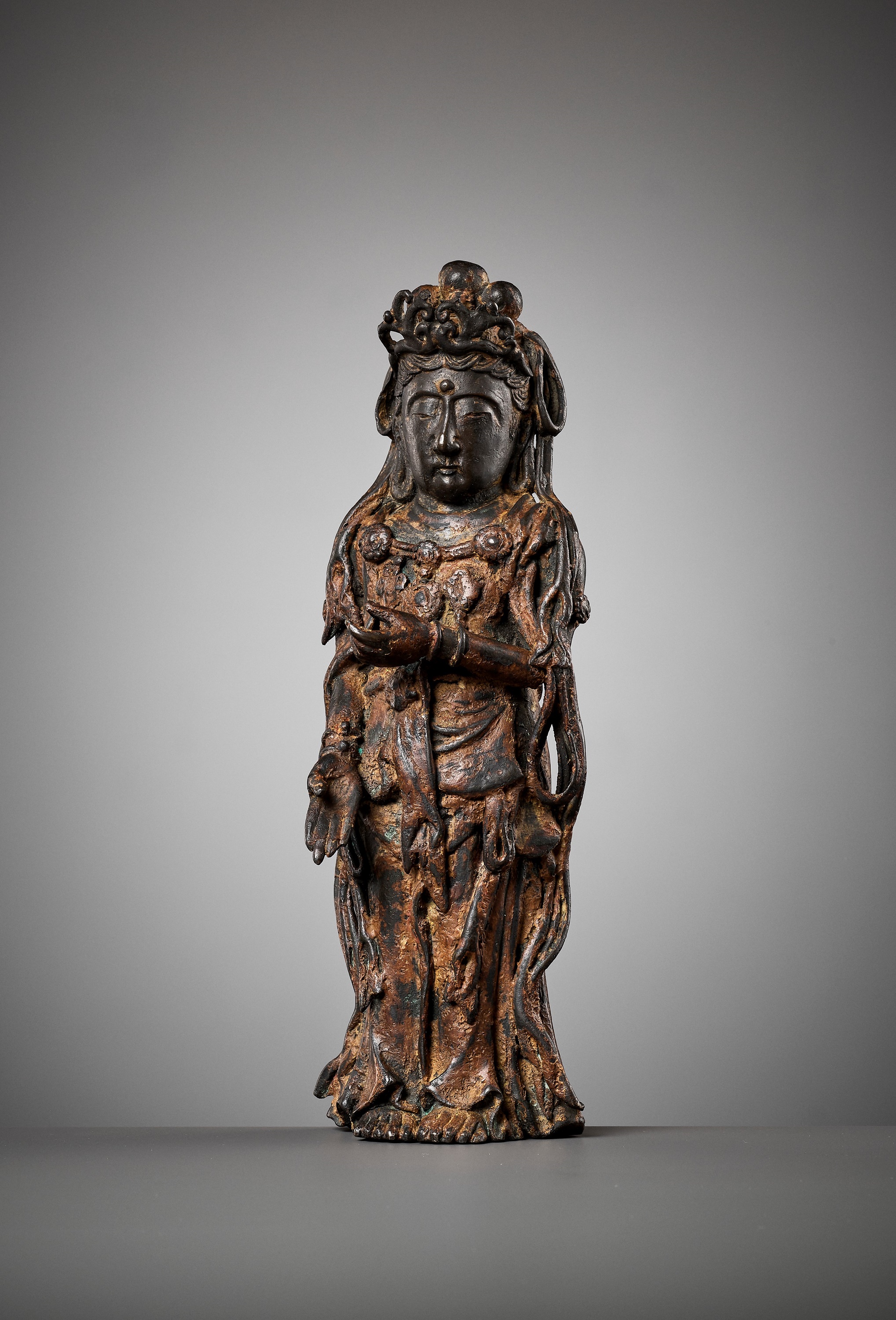 AN EXCEEDINGLY RARE BRONZE FIGURE OF GUANYIN, DALI KINGDOM, 12TH - MID-13TH CENTURY - Image 2 of 20