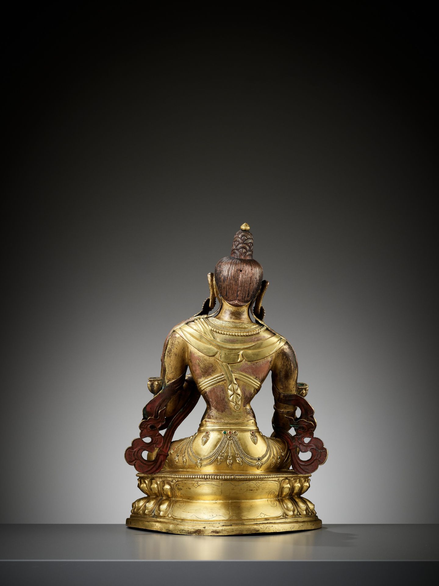 A CAST AND REPOUSSE GILT COPPER ALLOY FIGURE OF GREEN TARA, QIANLONG PERIOD - Image 14 of 18