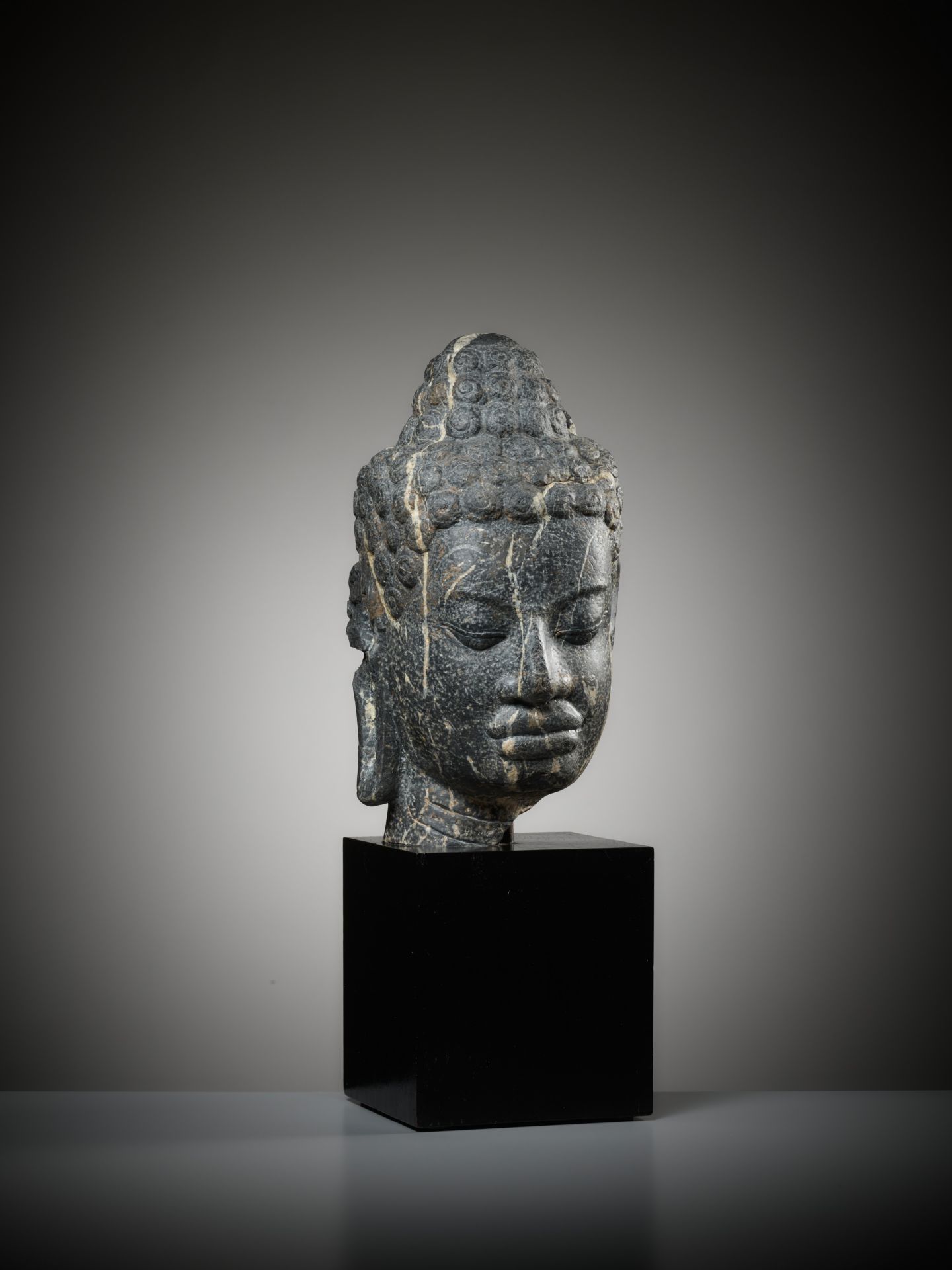 A MONUMENTAL STONE HEAD OF BUDDHA, MON-DVARAVATI PERIOD - Image 10 of 13