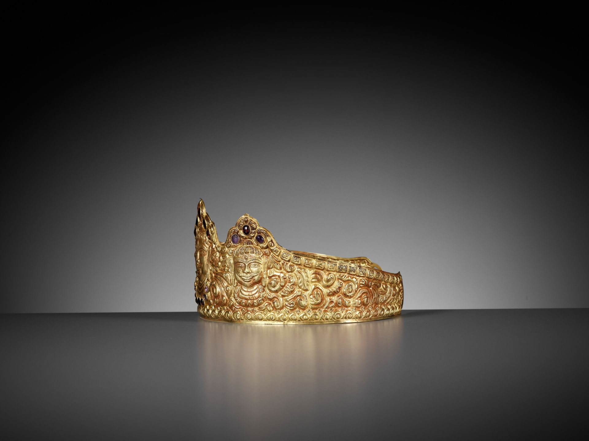 AN IMPORTANT CHAM GOLD REPOUSSE AND GEMSTONE-SET DIADEM, CHAM PERIOD - Image 8 of 11