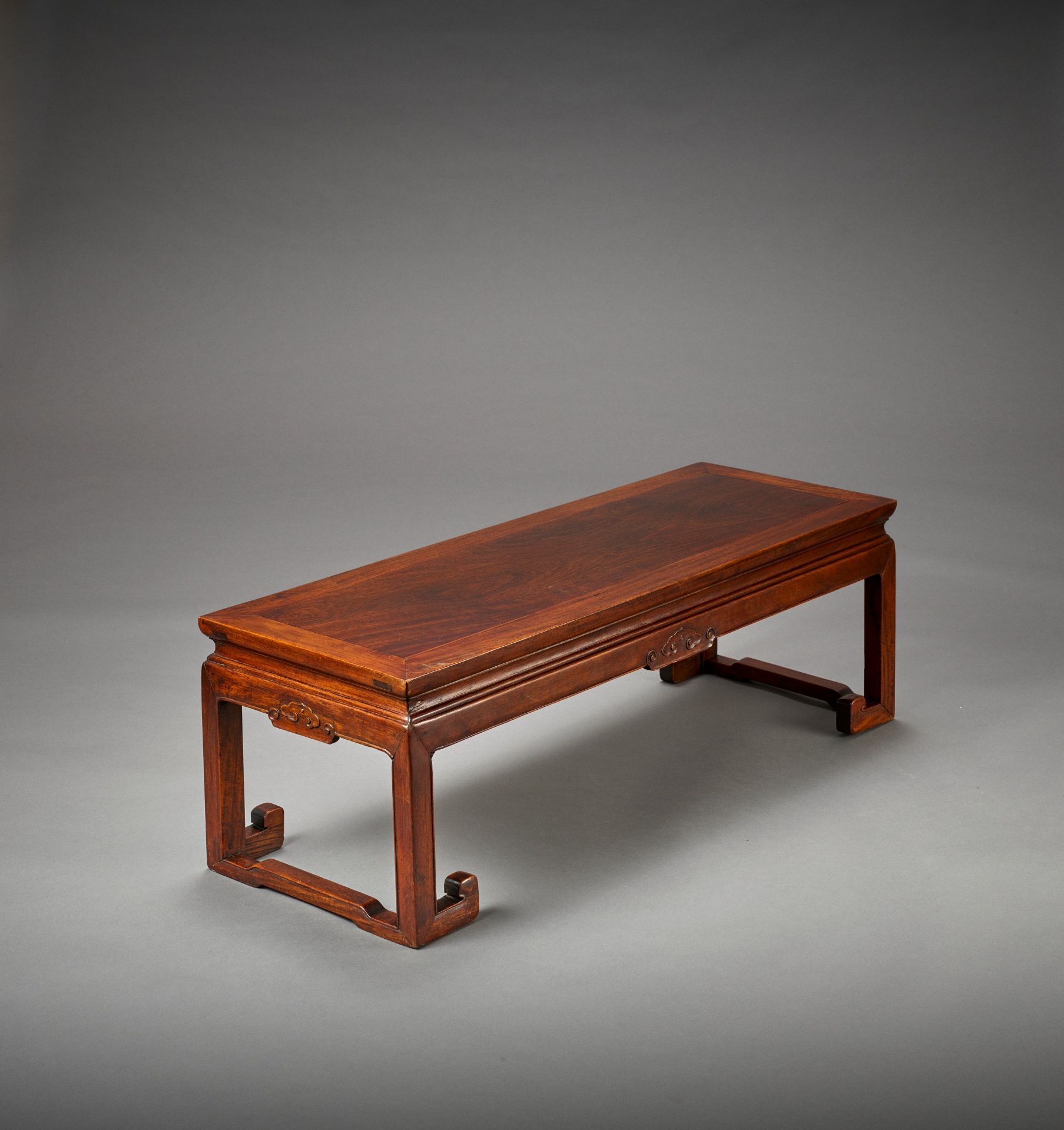 A RARE RECTANGULAR HUANGHUALI KANG TABLE, 18TH CENTURY - Image 10 of 12