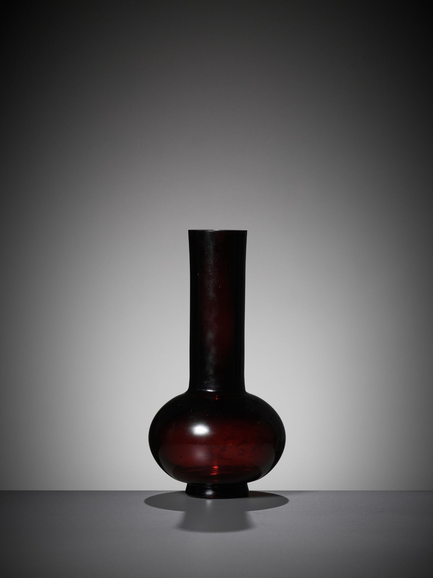 A RUBY-RED GLASS BOTTLE VASE, QIANLONG MARK AND PERIOD - Bild 6 aus 11