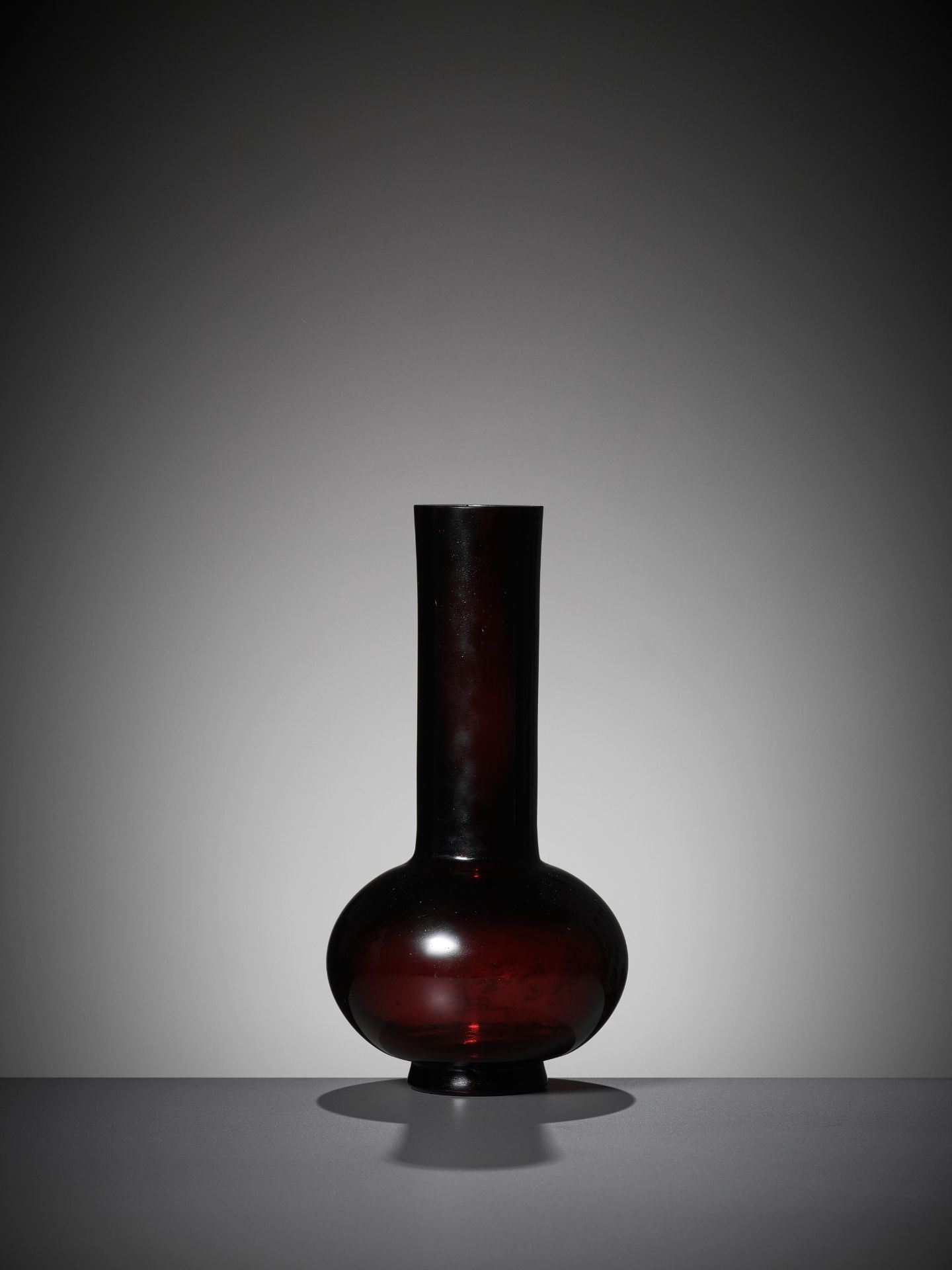 A RUBY-RED GLASS BOTTLE VASE, QIANLONG MARK AND PERIOD - Image 6 of 11