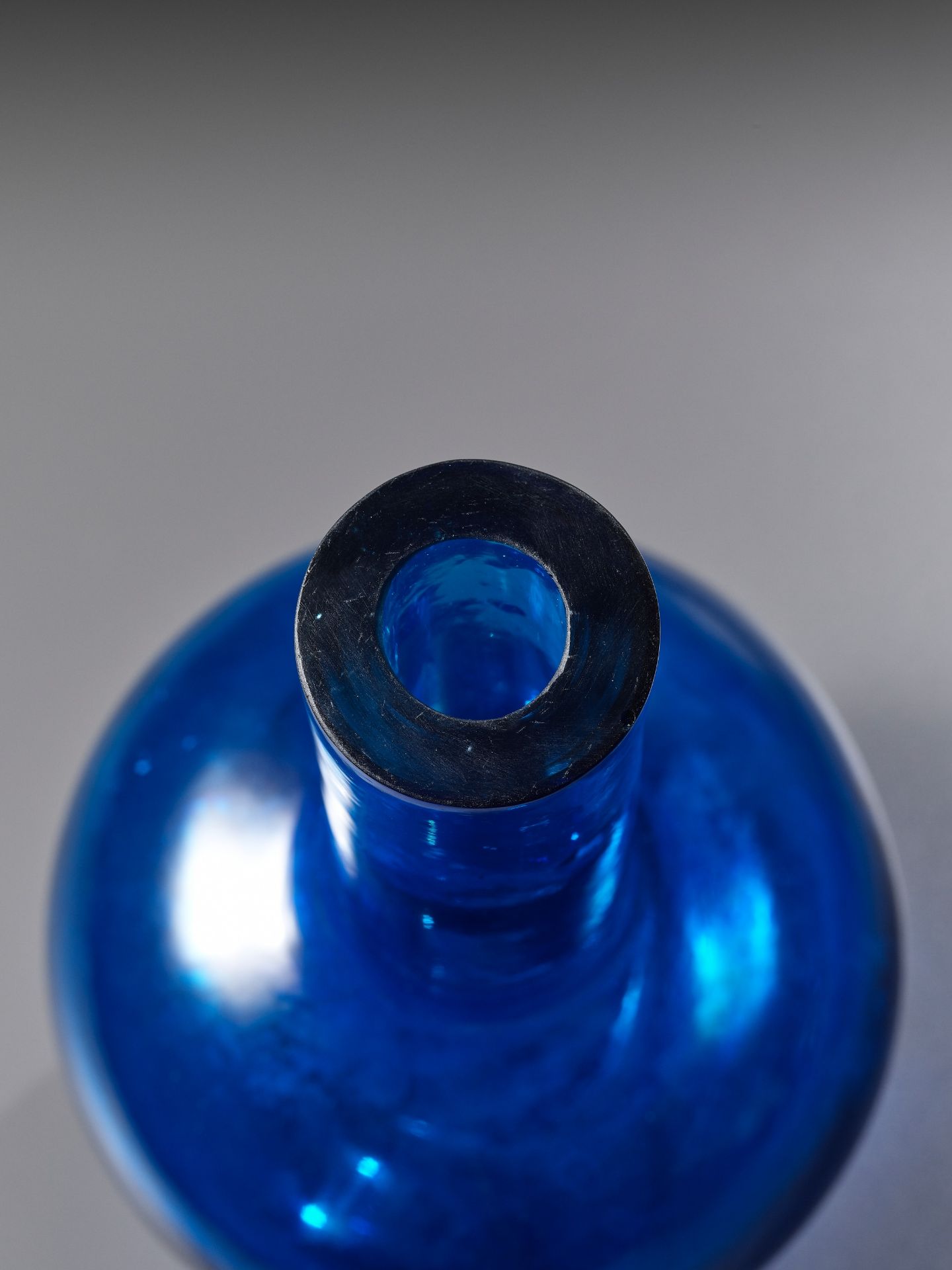 A RARE AQUAMARINE BLUE GLASS BOTTLE VASE, QIANLONG MARK AND PERIOD - Image 11 of 11