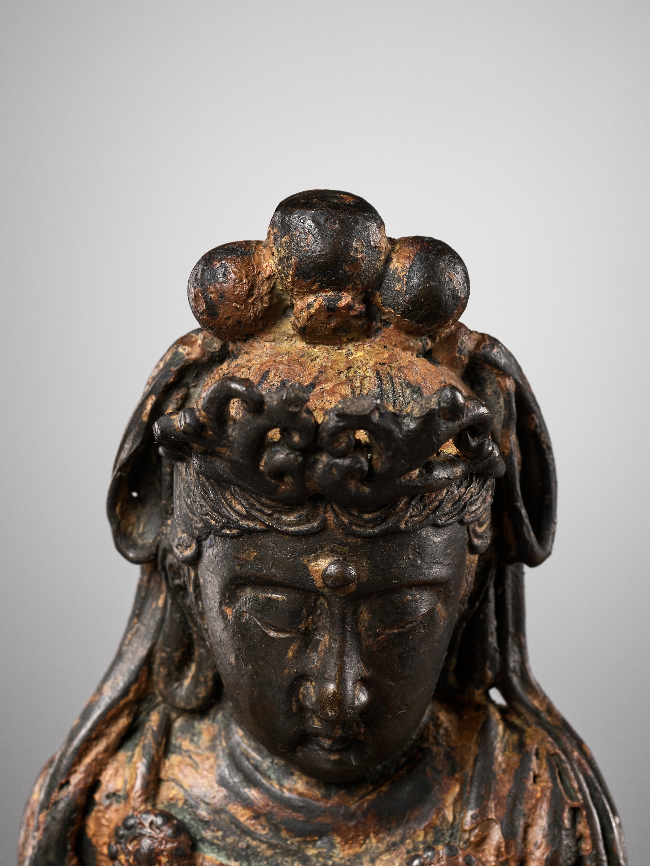 AN EXCEEDINGLY RARE BRONZE FIGURE OF GUANYIN, DALI KINGDOM, 12TH - MID-13TH CENTURY - Bild 3 aus 20