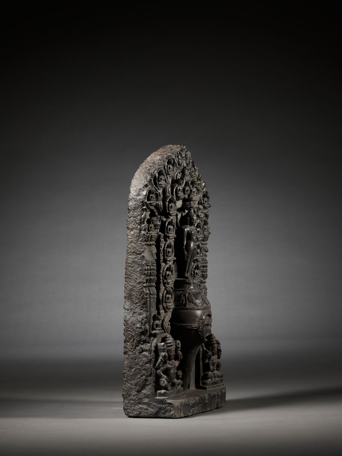 A BLACK STONE STELE OF NEMINATHA, THE 22ND JAIN TIRTHANKARA - Image 8 of 10