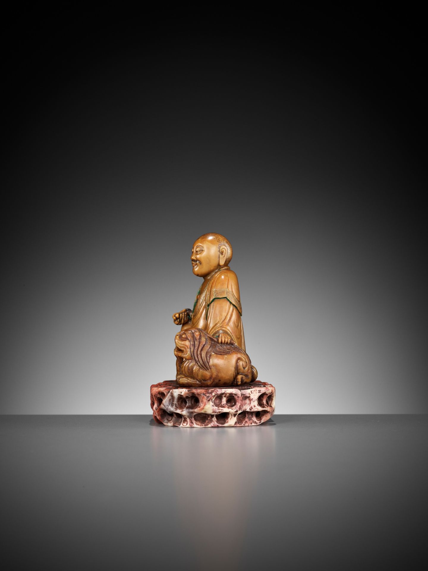 A SOAPSTONE FIGURE OF A LUOHAN WITH A BUDDHIST LION, 18TH CENTURY - Image 10 of 14