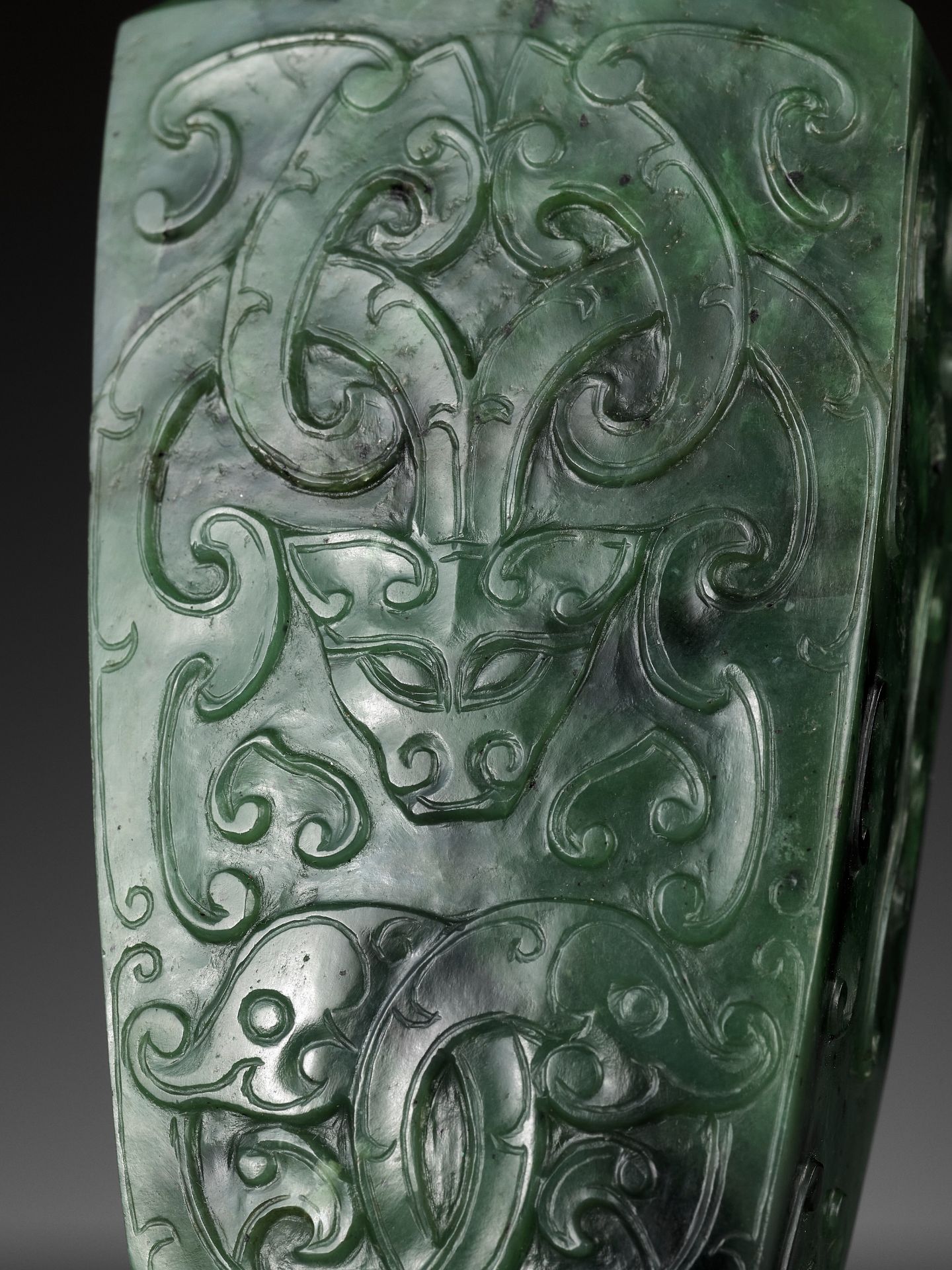 A SPINACH GREEN JADE MINIATURE 'ARCHAISTIC' VASE, 18TH-19TH CENTURY - Image 3 of 19