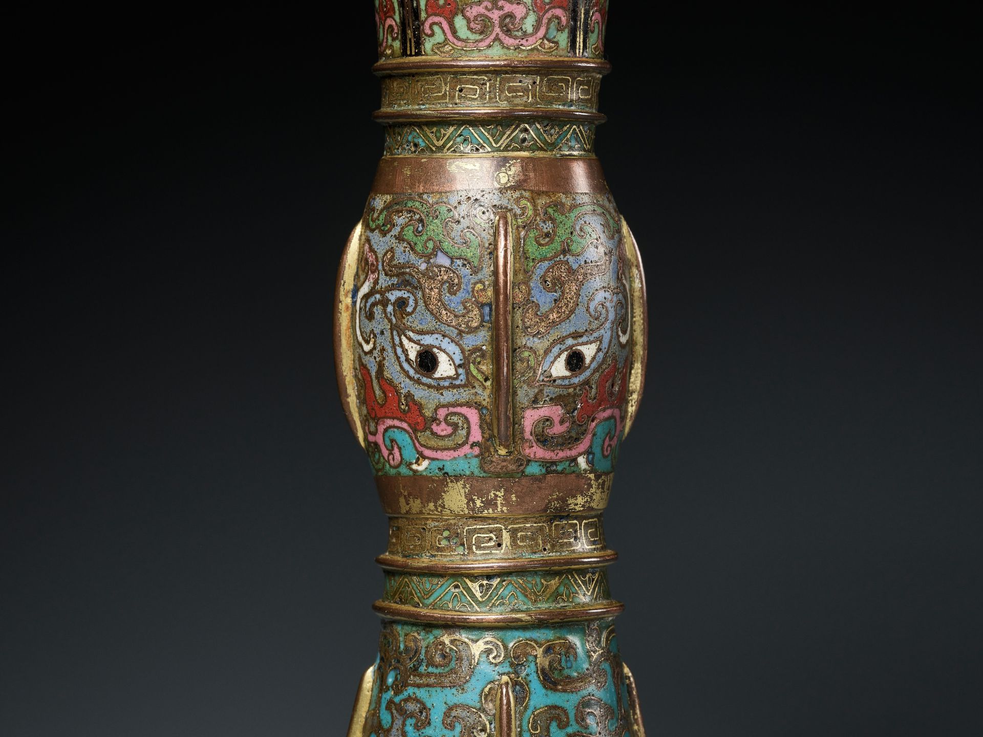 A CLOISONNE ENAMEL 'TAOTIE' ARCHAISTIC BEAKER VASE, GU, 17TH-18TH CENTURY - Image 2 of 16