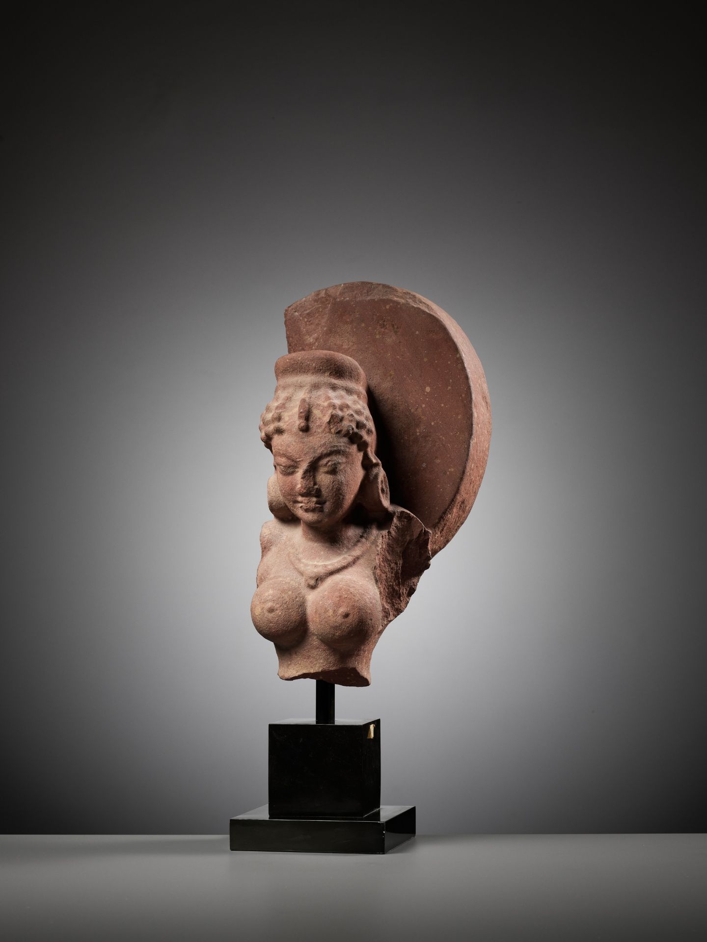 A PINK SANDSTONE BUST OF A GODDESS, GUPTA PERIOD - Image 3 of 9