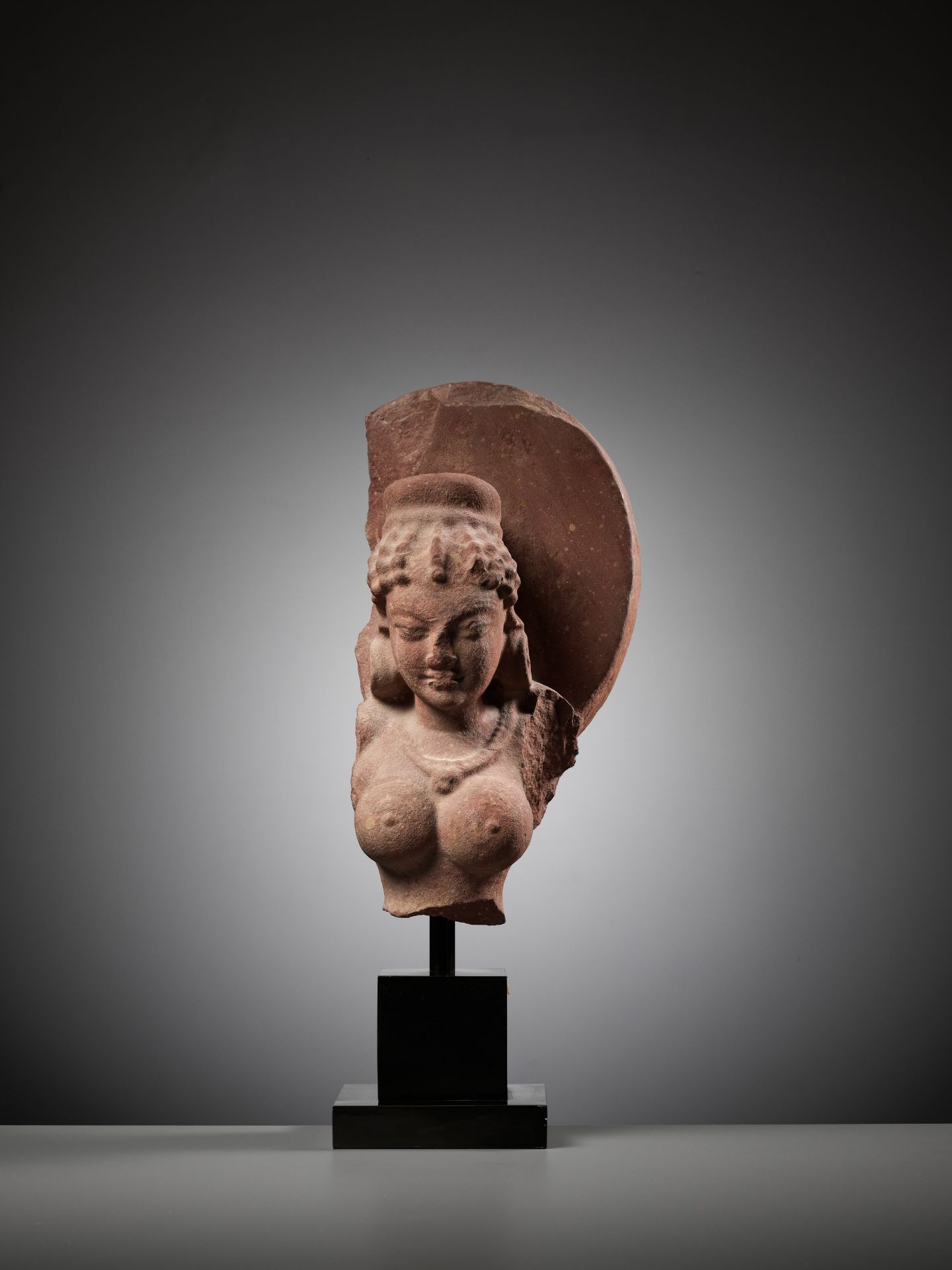 A PINK SANDSTONE BUST OF A GODDESS, GUPTA PERIOD - Image 2 of 9