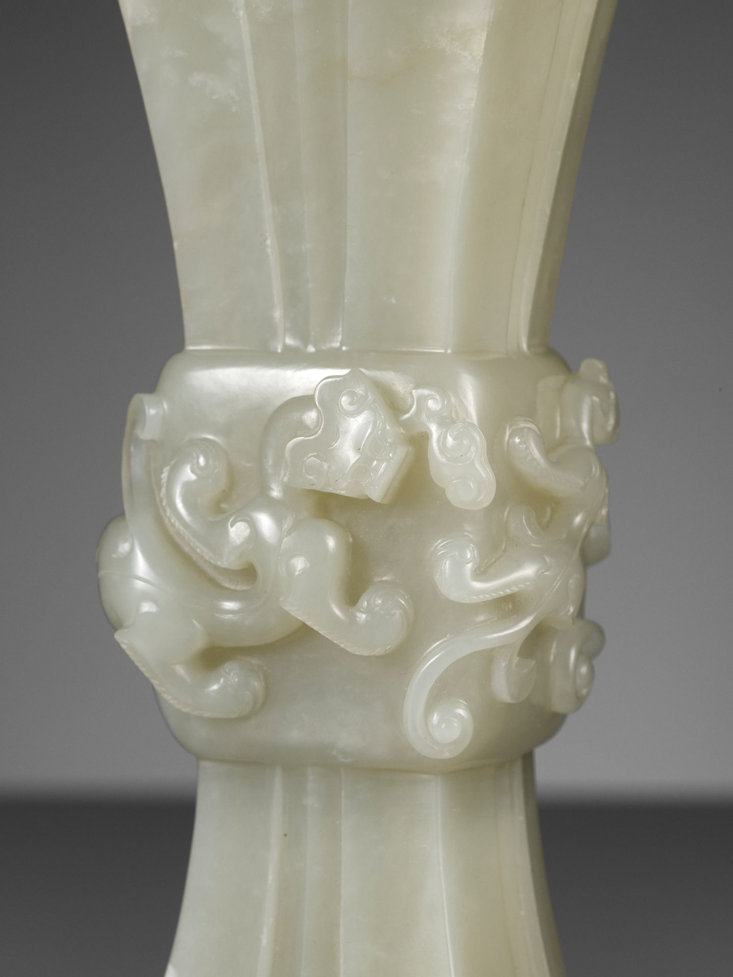 A PALE CELADON JADE PETAL-LOBED ARCHAISTIC 'CHILONG' VASE, QIANLONG PERIOD - Bild 2 aus 18