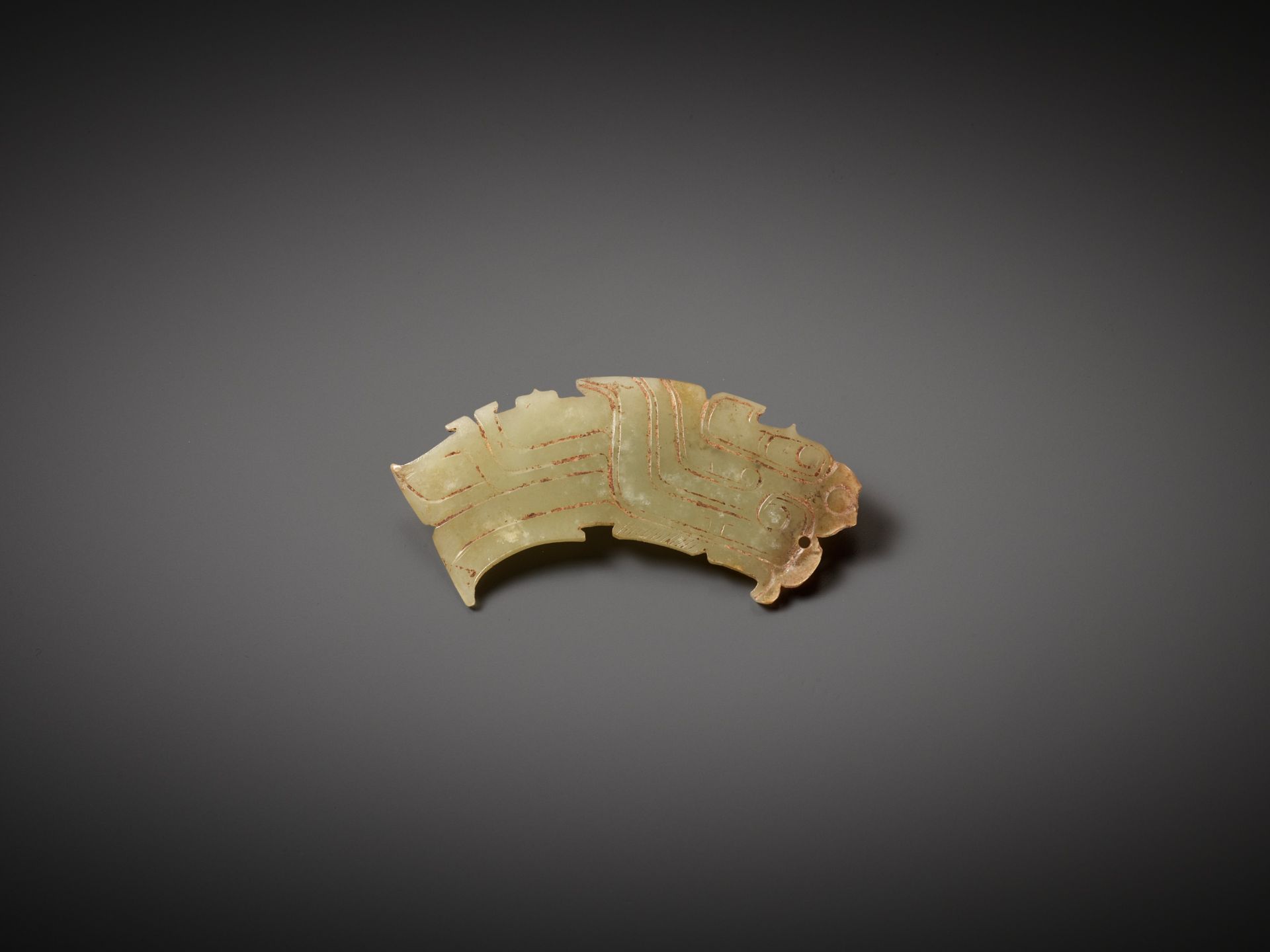 A BIRD-SHAPED CELADON JADE PENDANT, WESTERN ZHOU DYNASTY - Image 2 of 8