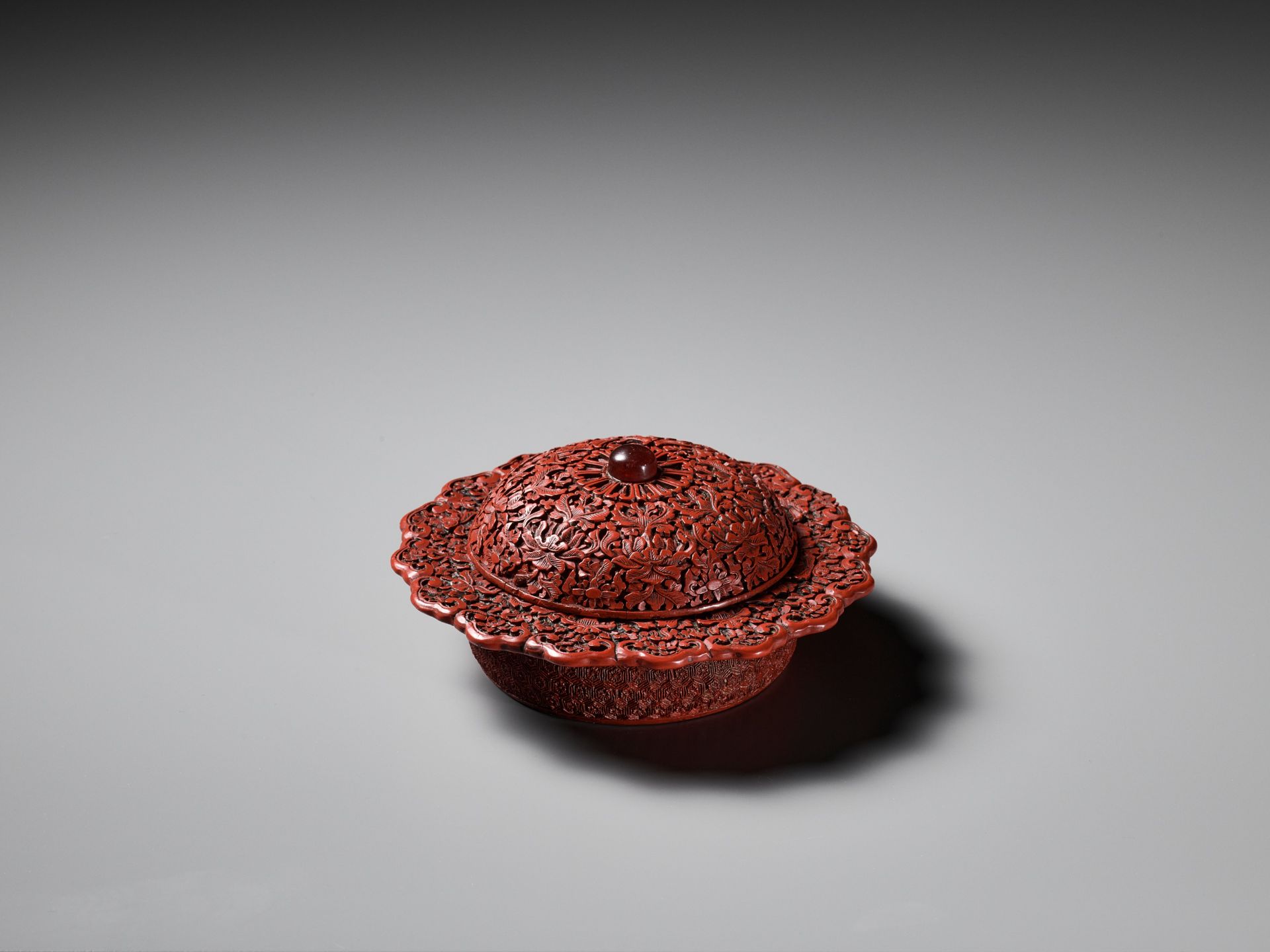 A CARVED CINNABAR LACQUER ZHADOU AND COVER, 18TH CENTURY - Image 7 of 11