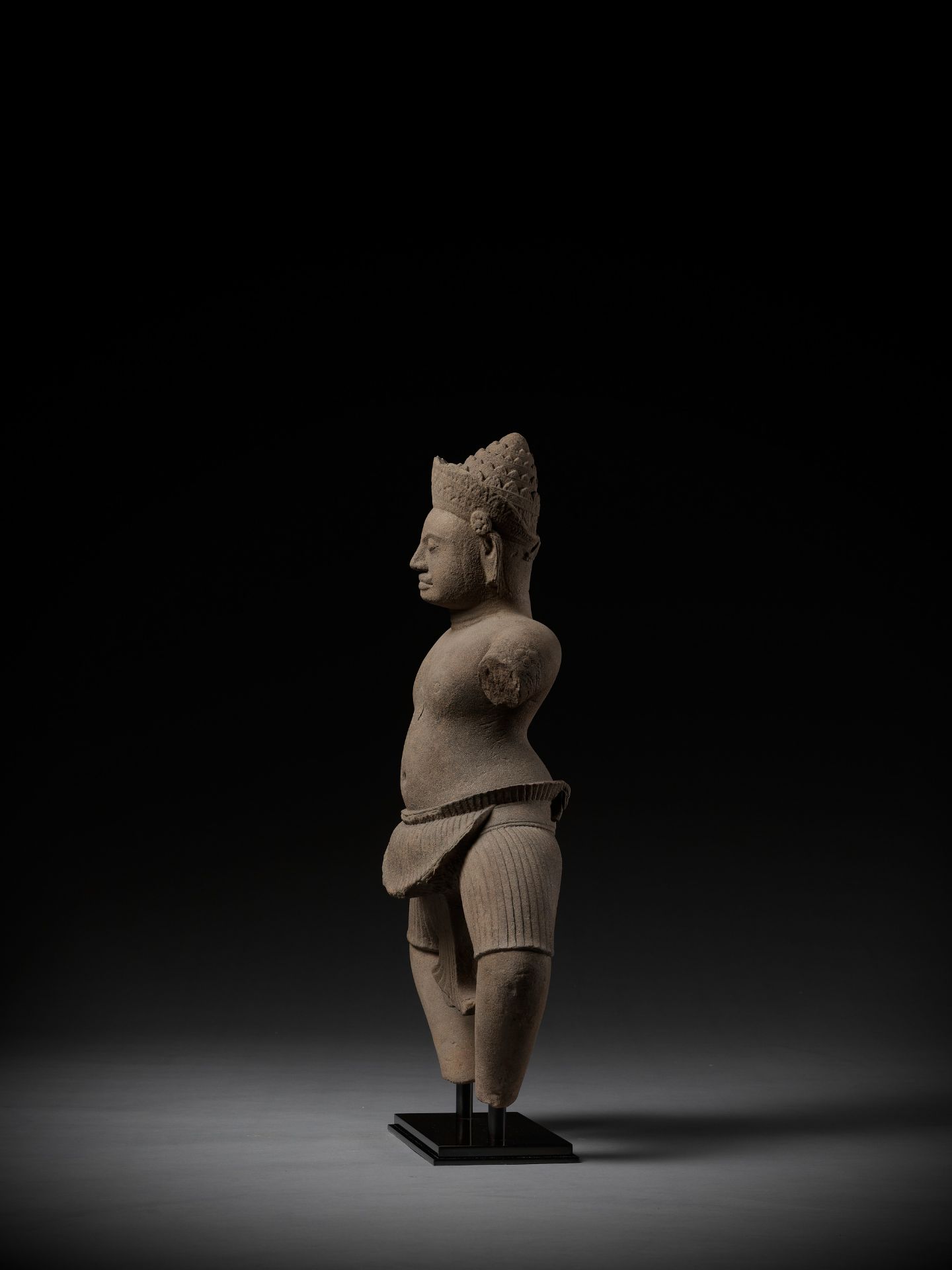 A SANDSTONE FIGURE OF A DVARAPALA, KOH KER STYLE, ANGKOR PERIOD - Image 8 of 12