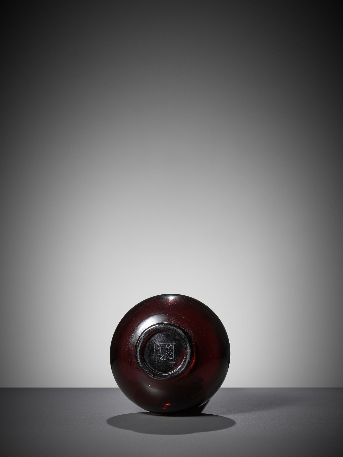 A RUBY-RED GLASS BOTTLE VASE, QIANLONG MARK AND PERIOD - Image 11 of 11