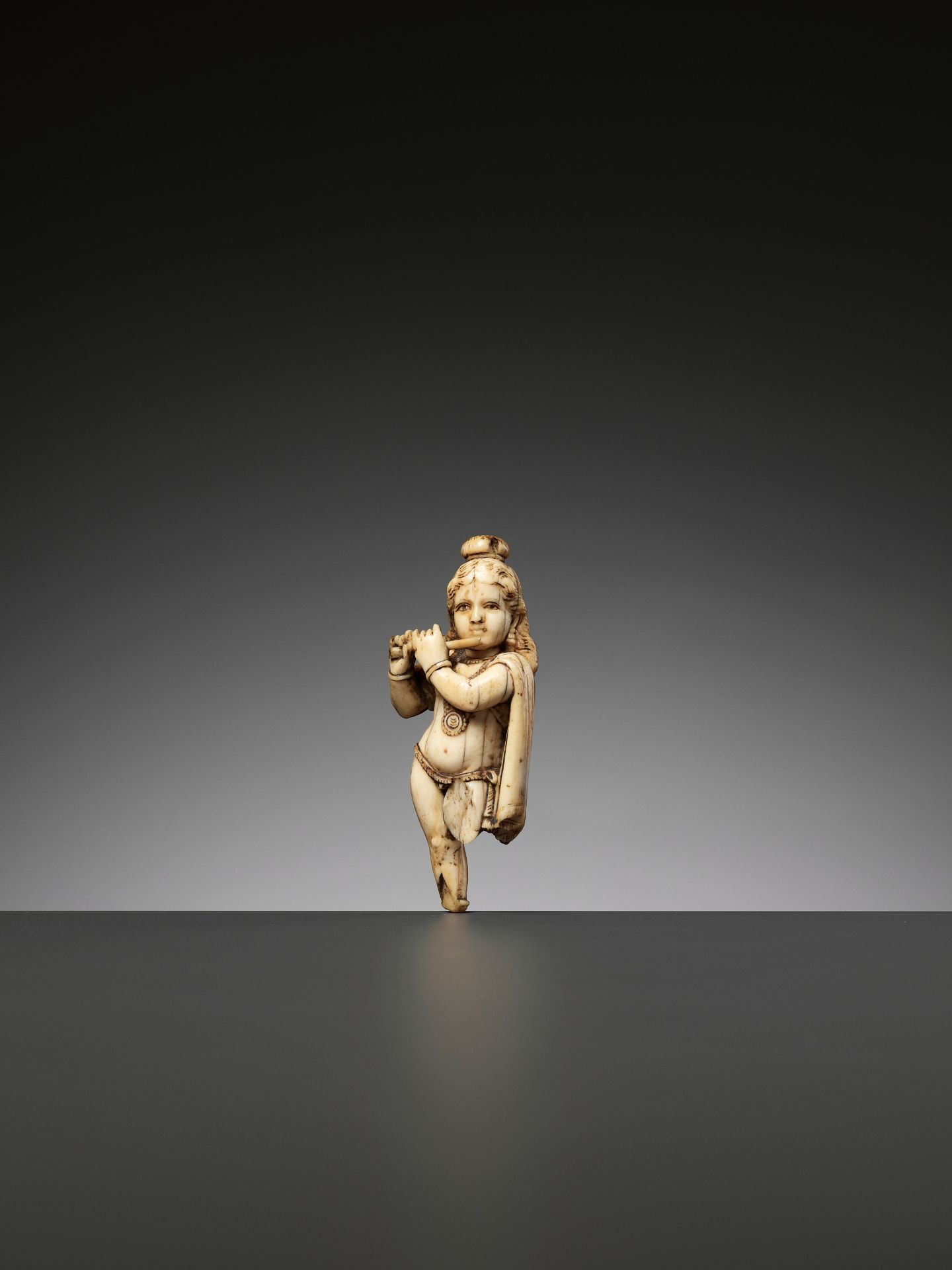 AN IVORY FIGURE OF KRISHNA VENUGOPALA, PLAYING THE FLUTE - Image 3 of 7