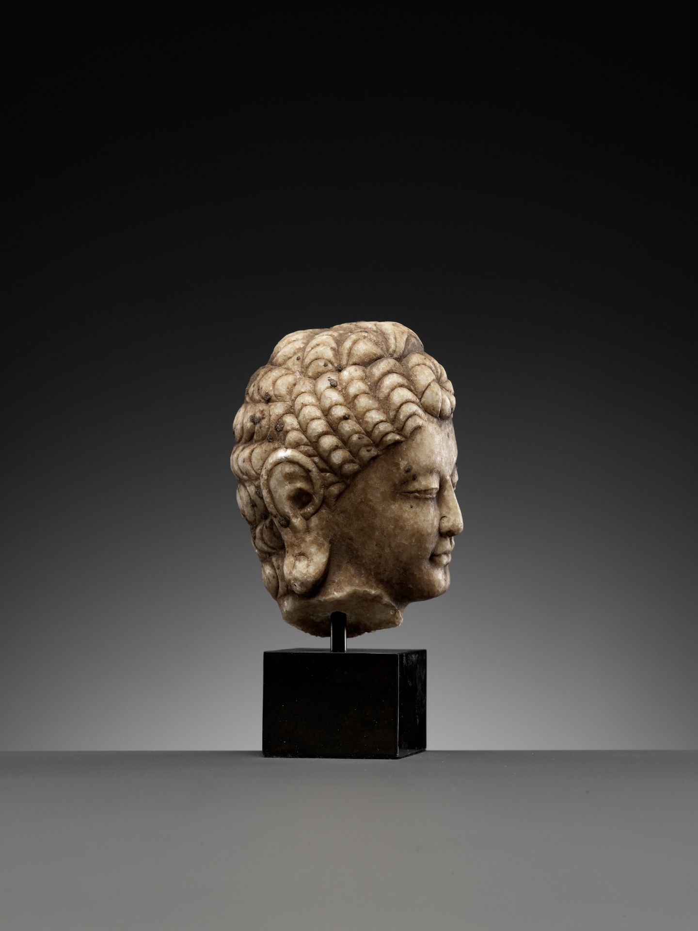 A WHITE MARBLE HEAD OF A BODHISATTVA, KINGDOM OF GANDHARA - Image 8 of 9