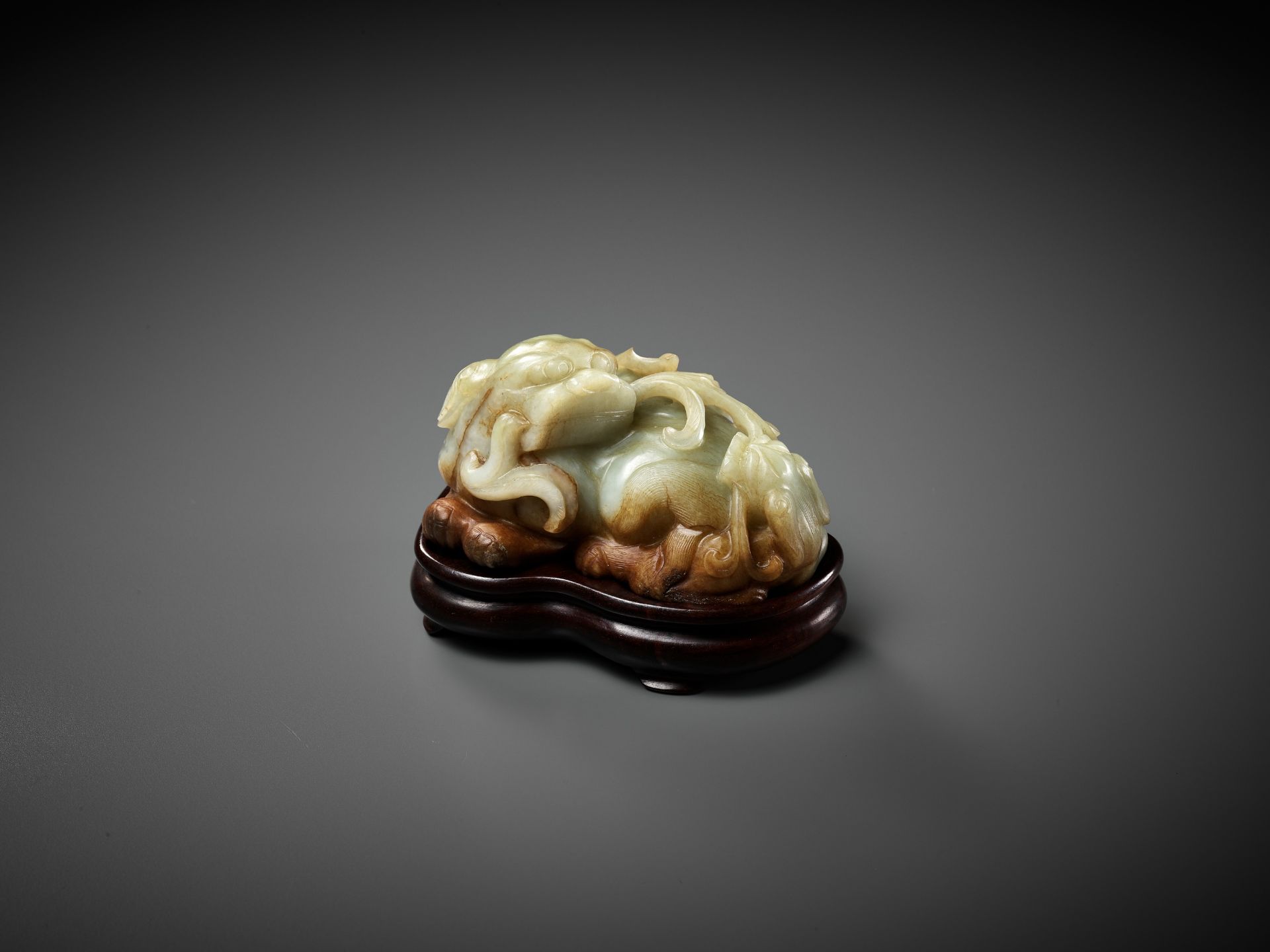 A CELADON AND RUSSET JADE 'BUDDHIST LION AND CUB' GROUP, 17TH CENTURY - Image 10 of 11